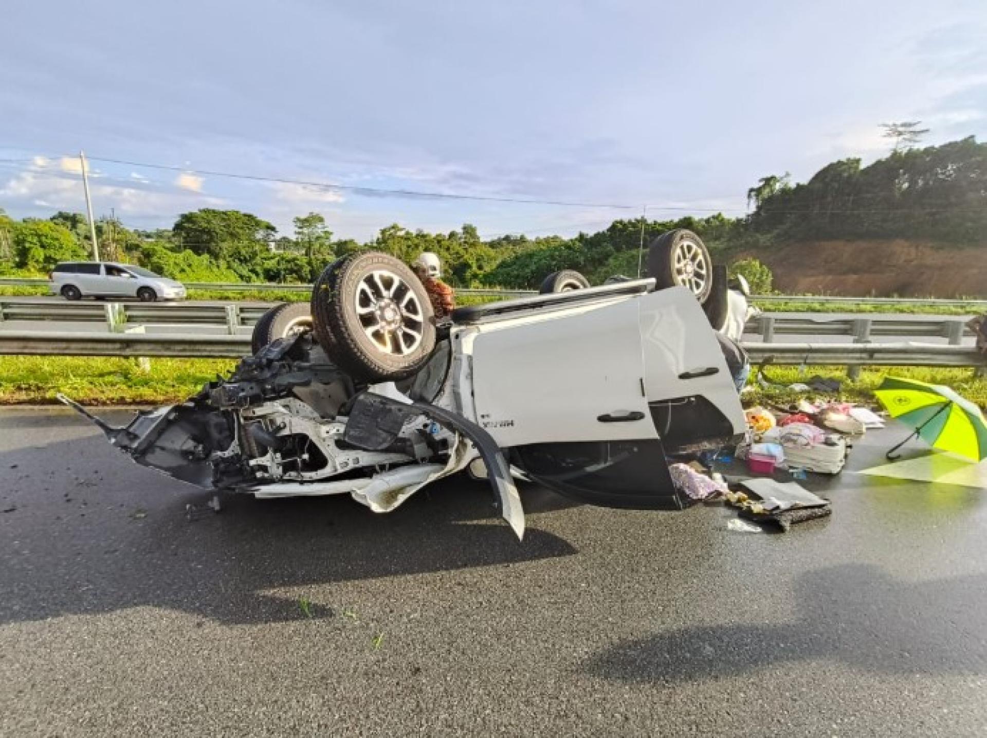 Toyota Hilux yang terbalik akibat kemalangan kendiri berhampiran simpang Saratok, petang tadi (Selasa).
