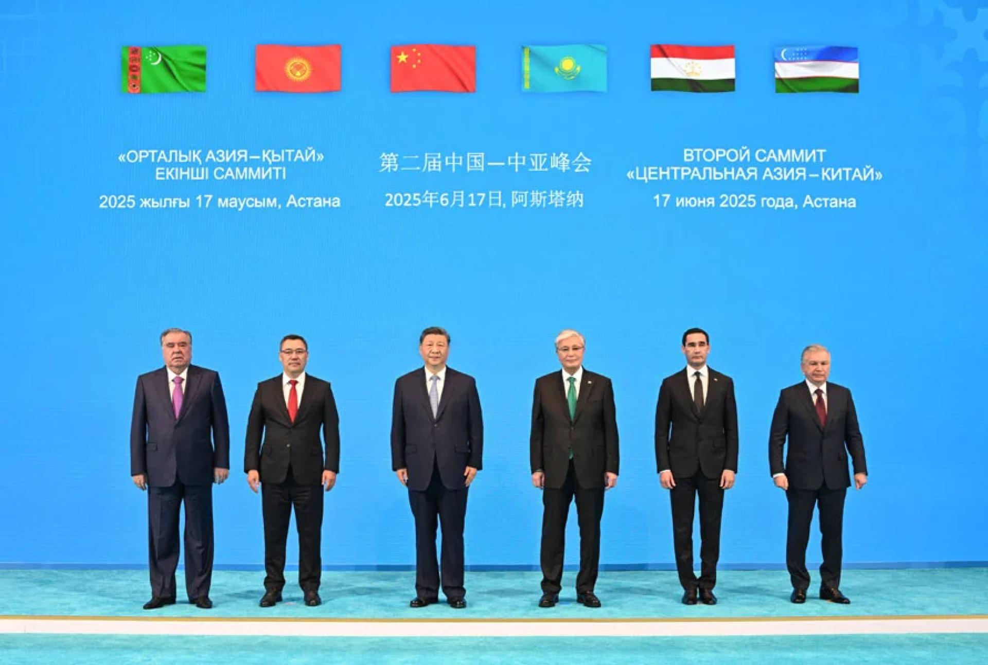 习近平（左三）同中亚5国元首集体合影。