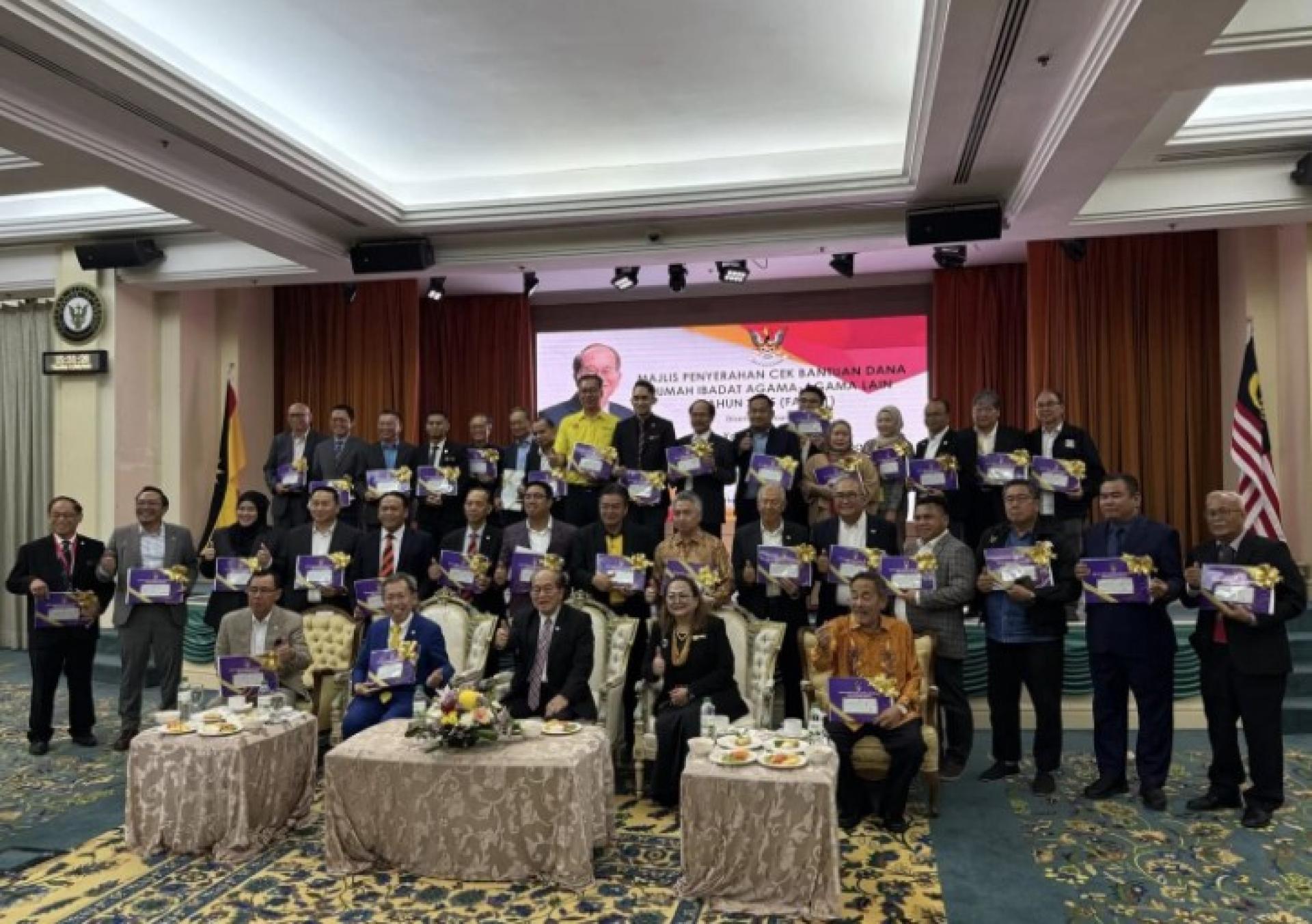 道格拉斯（前排中）与支票颁发仪式上的与会人员合影。
