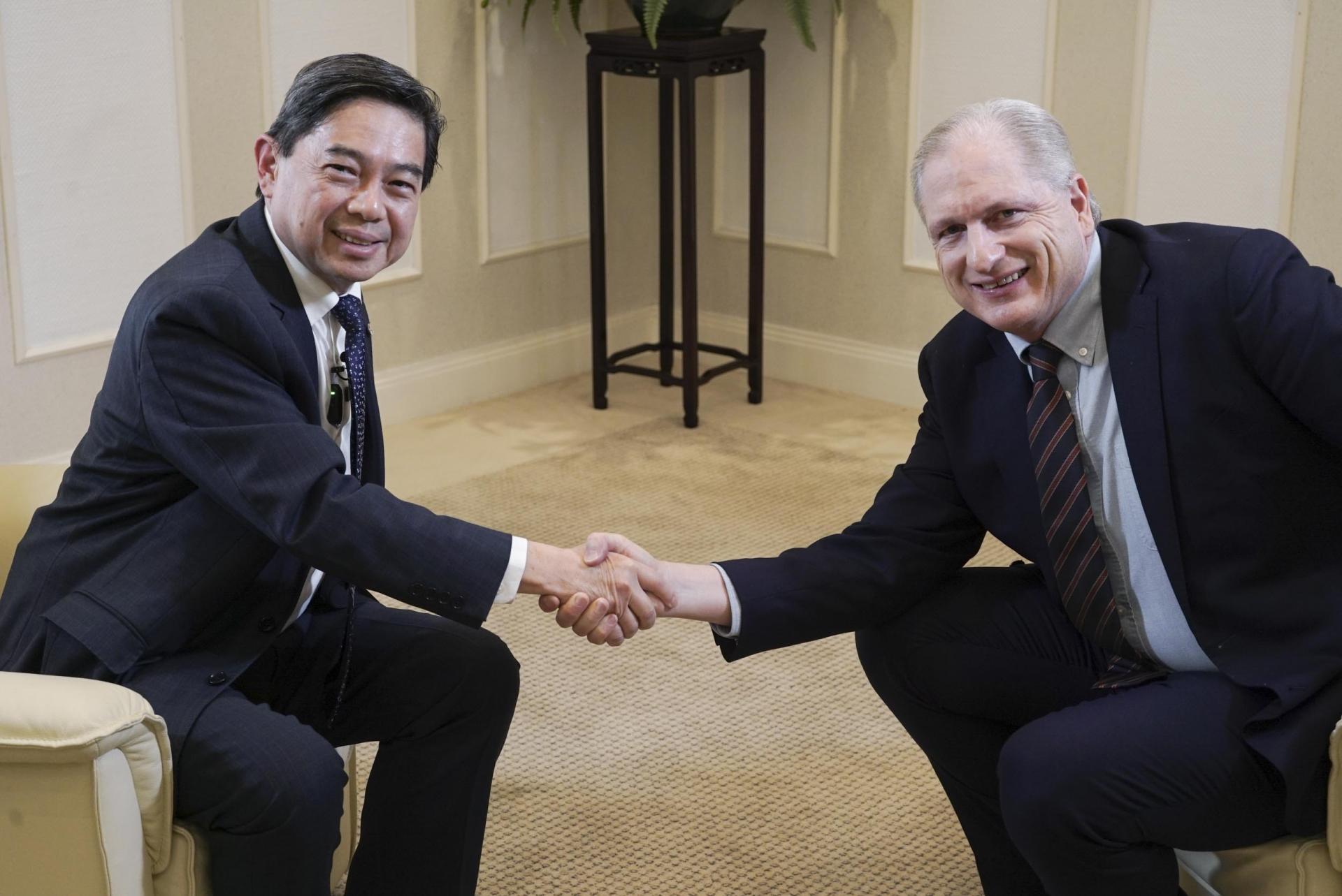 《机场经济学家》主持人蒂姆哈特教授与首相署部长兼第二财政及经济部长拿督刘光明合影。