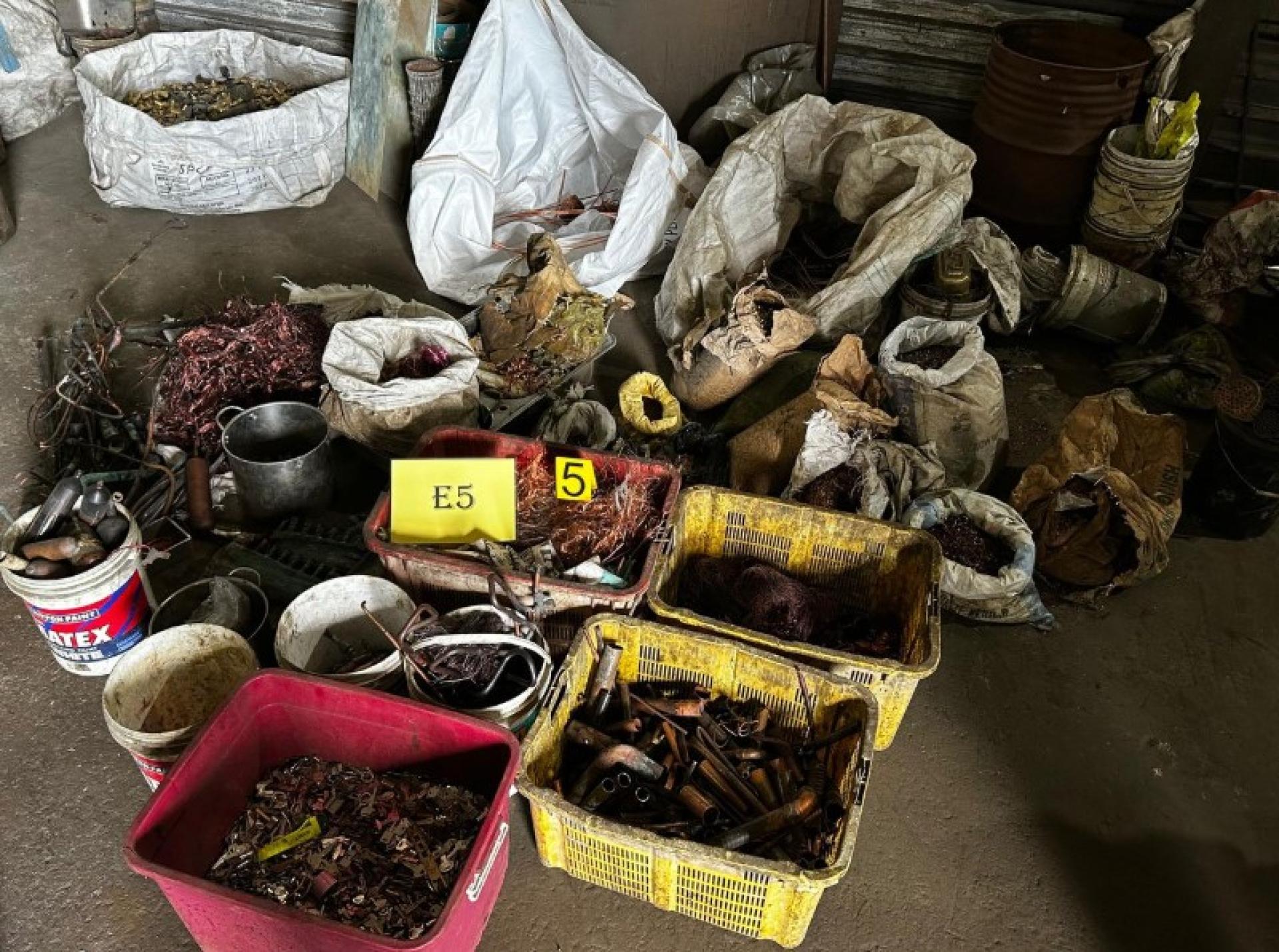 执法部门周一在古晋发现的未加工电子废料。