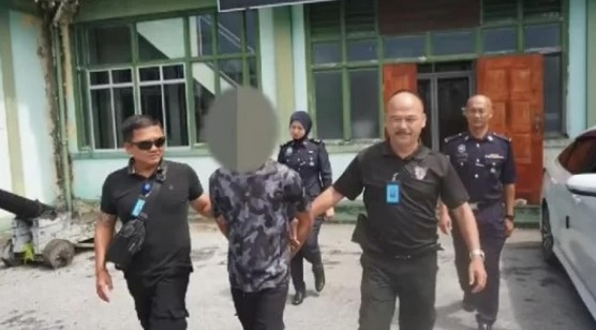 警方在沐胶法庭押送男子出庭的现场照片。