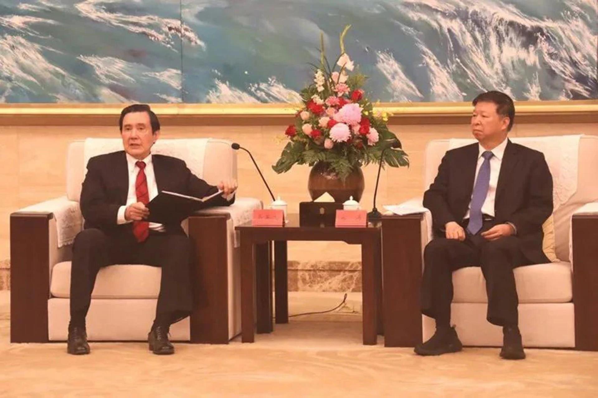 台湾前总统马英九（左）17日与中国大陆国台办主任宋涛（右）会面。