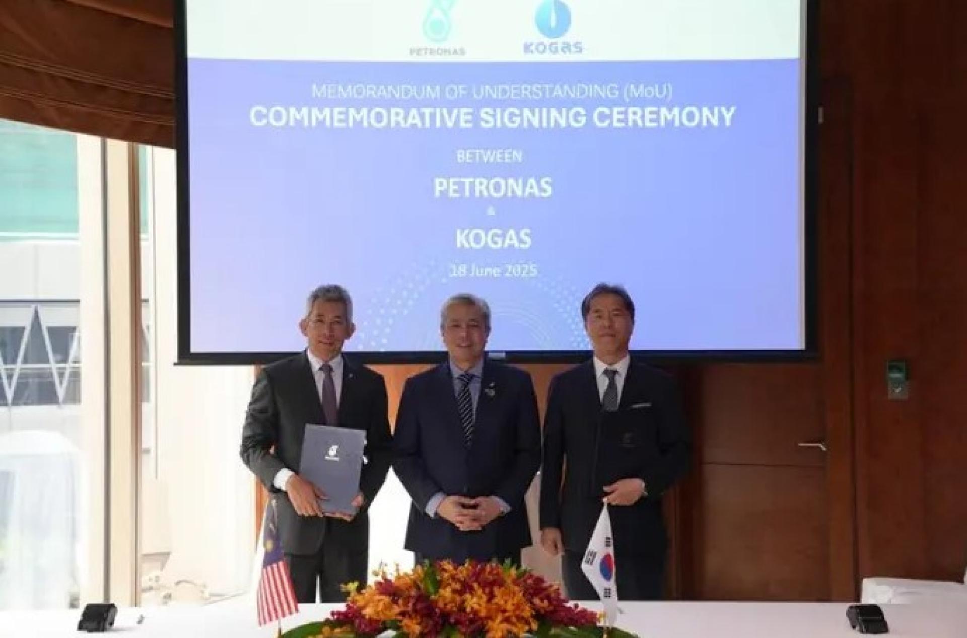 （左起）Shamsairi、国油气体与海事执行副总裁兼首席执行官拿督Adif Zulkifli，以及韩国燃气公司吴权泽，于2025年6月18日亚洲能源大会期间的谅解备忘录签署仪式合影留念。