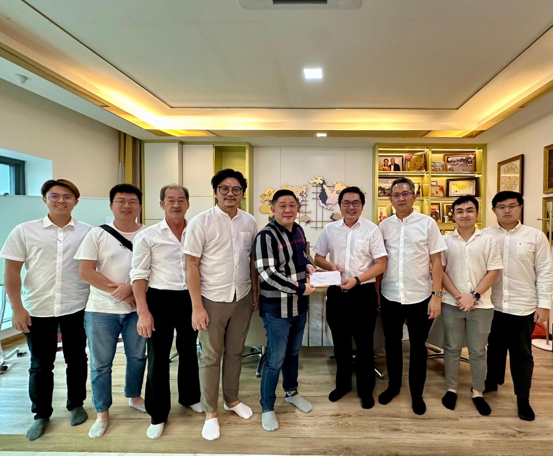 . 人联党古晋支部66周年党庆联合筹委会主席黄笃荣市议员（右4）在甲必丹杨国宗 （右3）、峇哥分部秘书蔡美仁 （左3）以及众筹委成员  的陪同下移交邀请函至1602创办人拿督斯里李祈龙（中间）。