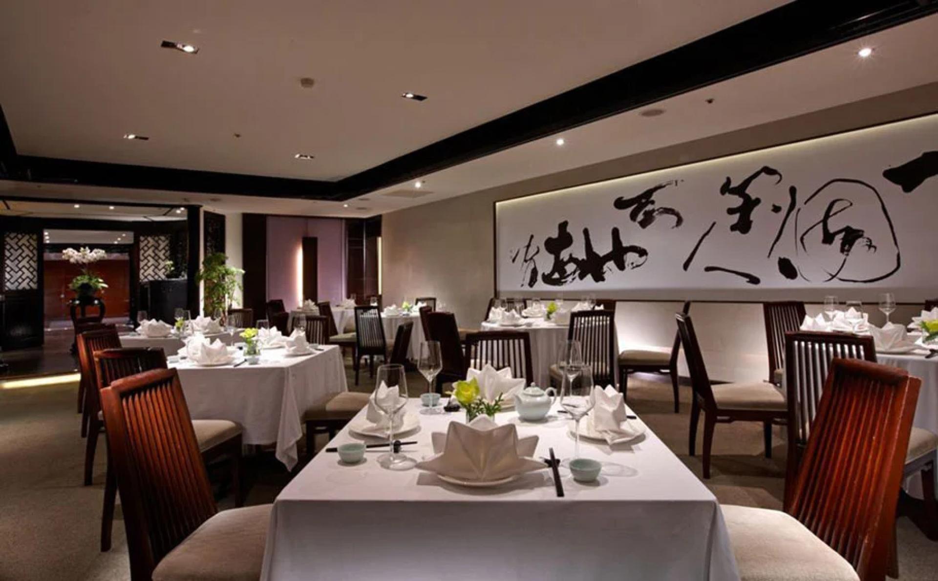 一些饭店因客流下降2到3成，正计划“降级”推个人套餐揽客。