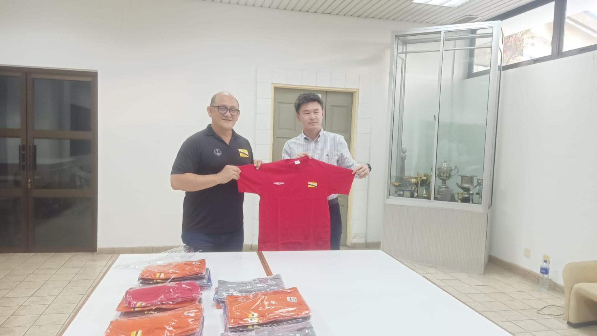 AEWON经理林翊程移交官方制服务予汶莱游泳协会秘书长洪明祥