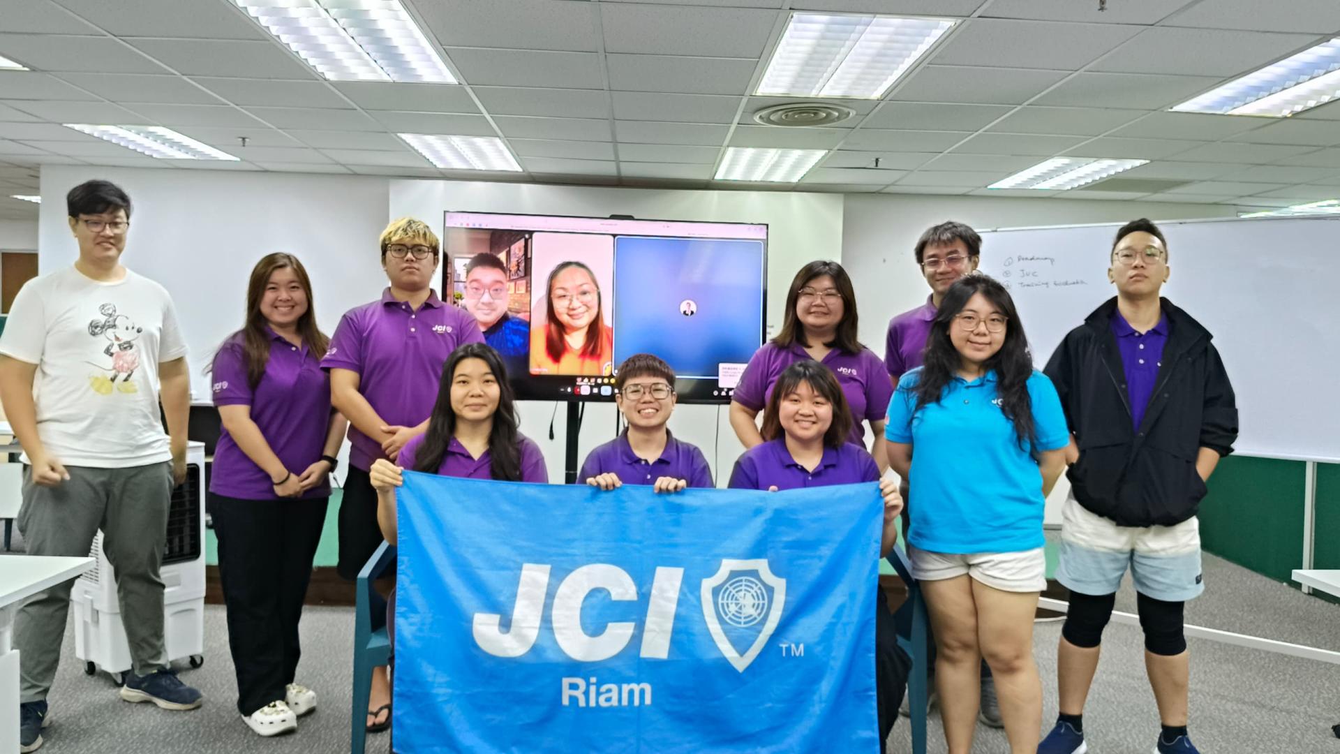 前排坐者左起为副筹备会主席刘美玲，筹备会主席陈意豪及秘书温玟瑄。
