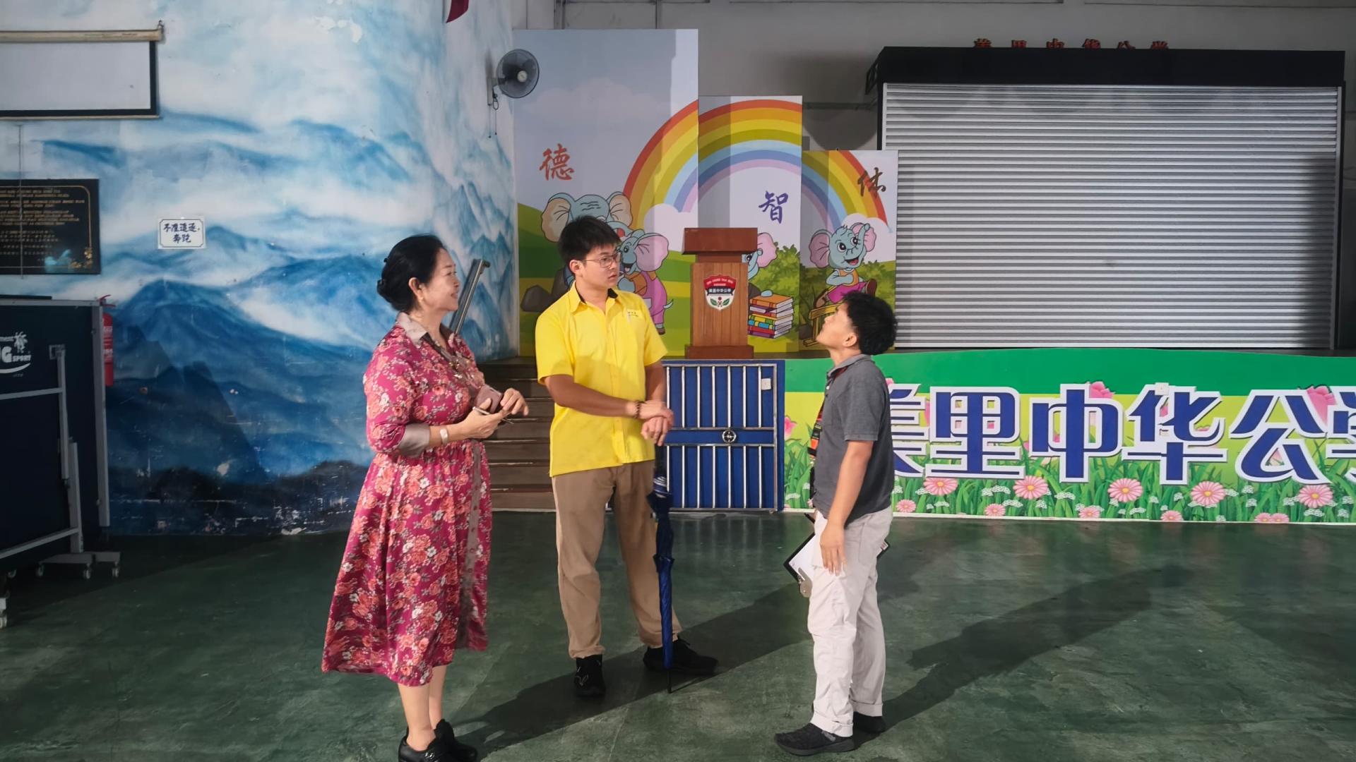 谢家洪（中）率领美里公共工程局工程师前往美里中华公学进行实地考察。左为校长陈泳伽。
