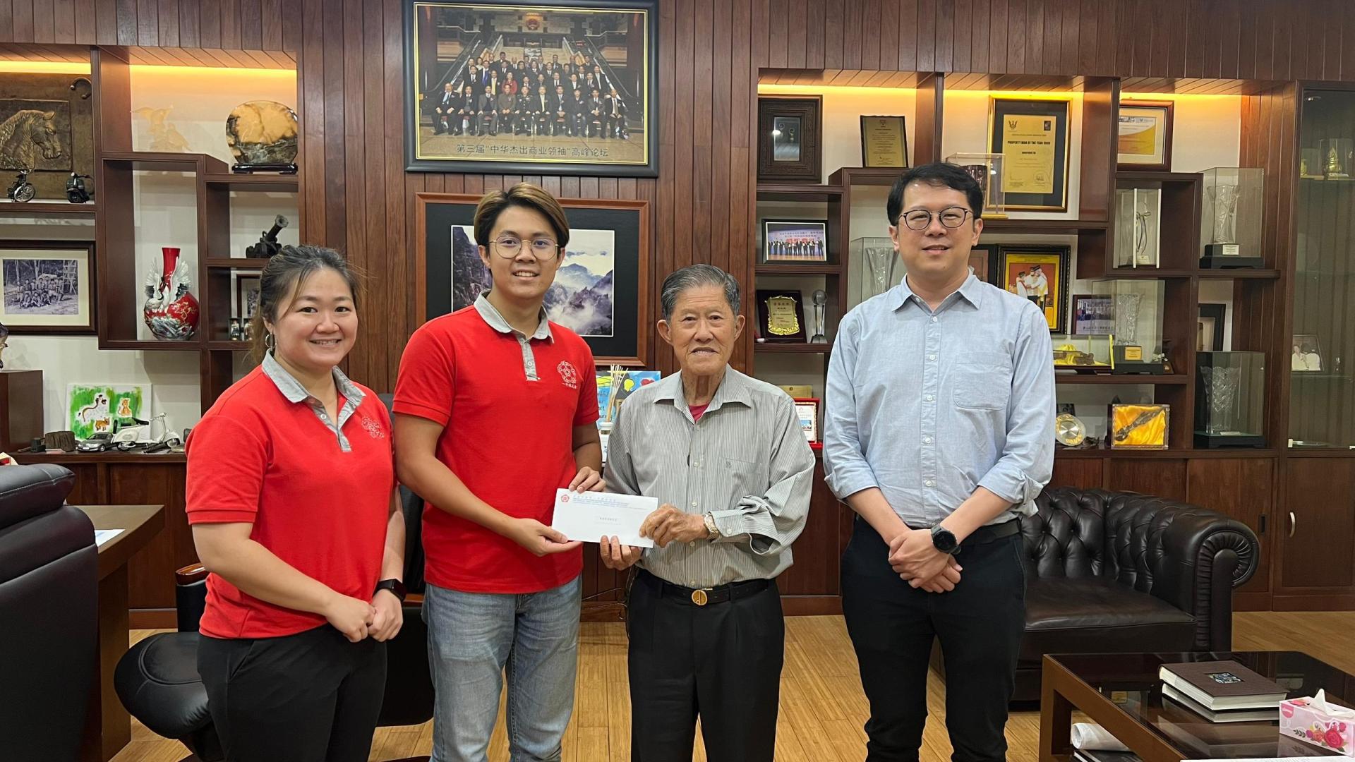 筹委会主席杨谦皓（左3）移交邀请函于名誉顾问拿督陈悦枝先生，右1为一中校友会会长黄廉欢，左1为校友会青年团团长田佳鸣。