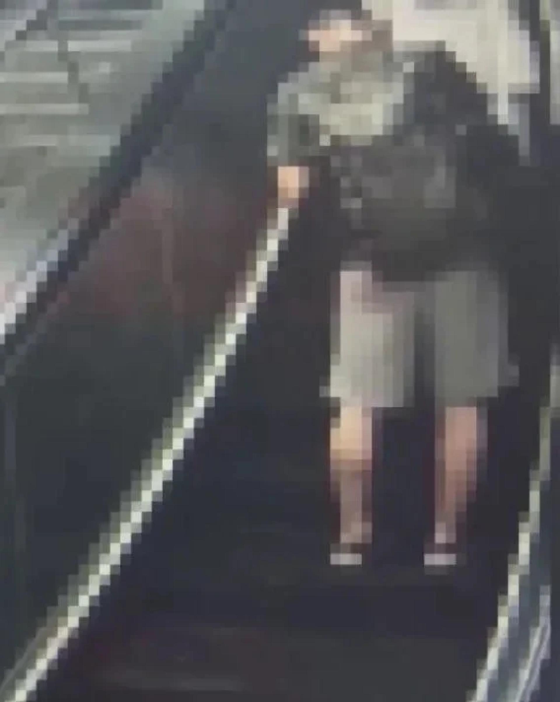 涉事男职员在捷运站扶手电梯偷拍前方女性裙底。