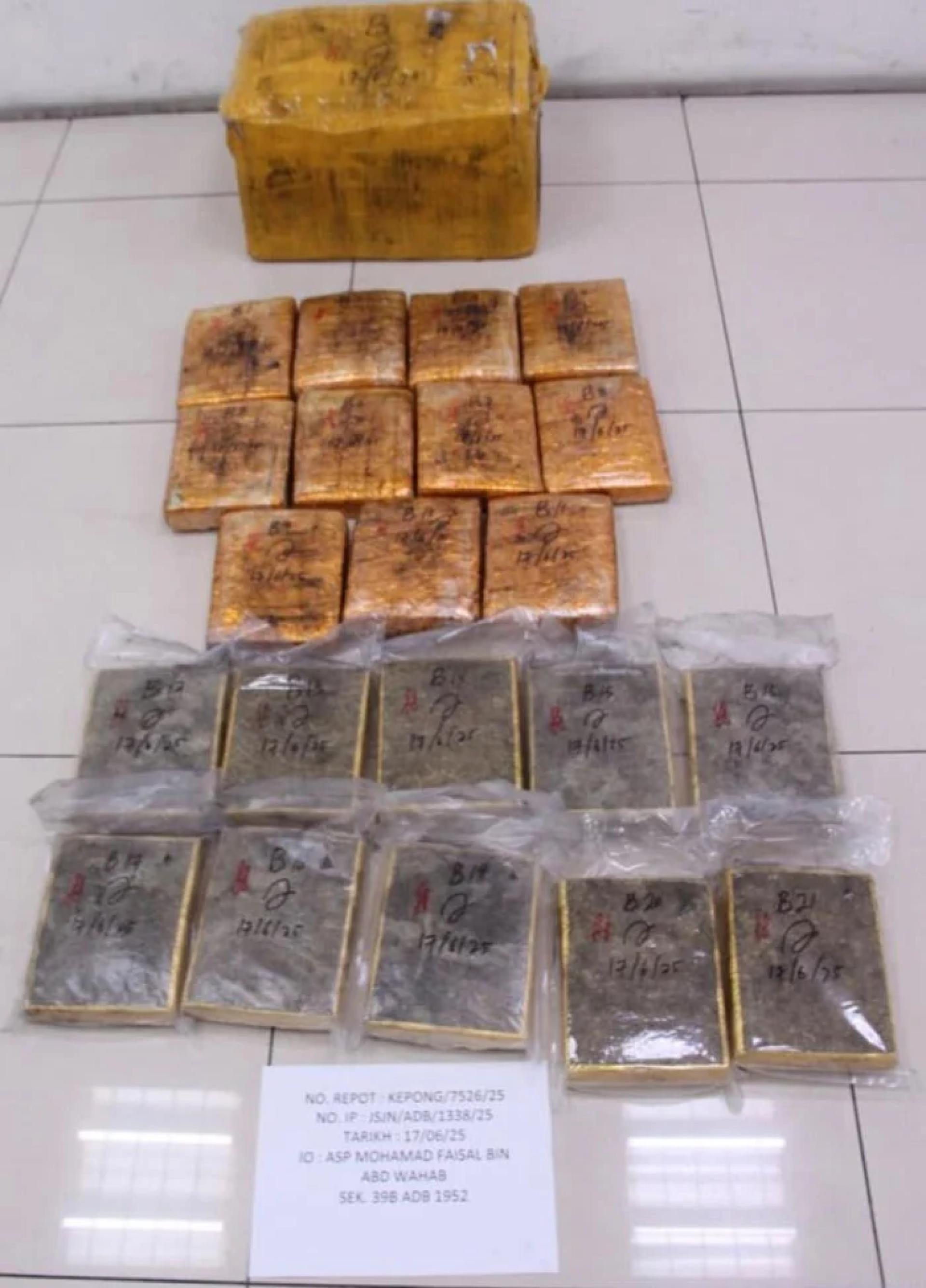 警方在行动搜到大批块状大麻。