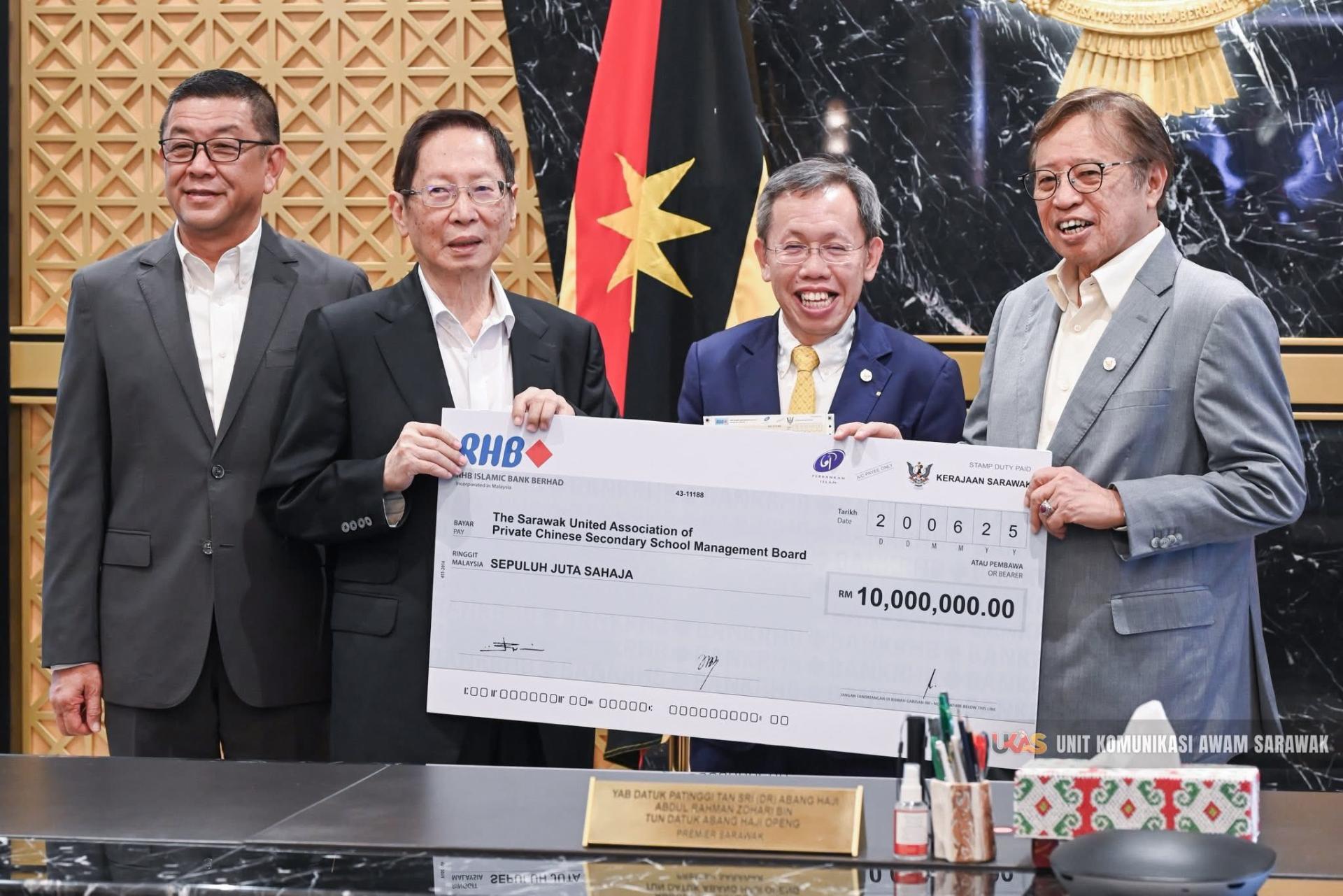 砂总理拿督巴丁宜丹斯里阿邦佐哈里（右）移交1千万模拟支票给砂华文独中董连会主席天猛公拿督刘利民（左2）。左1及右2分别为拿督黄良杰和拿督阿玛沈桂贤。
