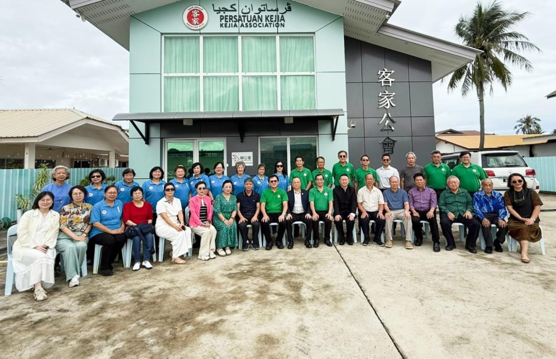 到访代表团与马来奕 客家公会理事合影
