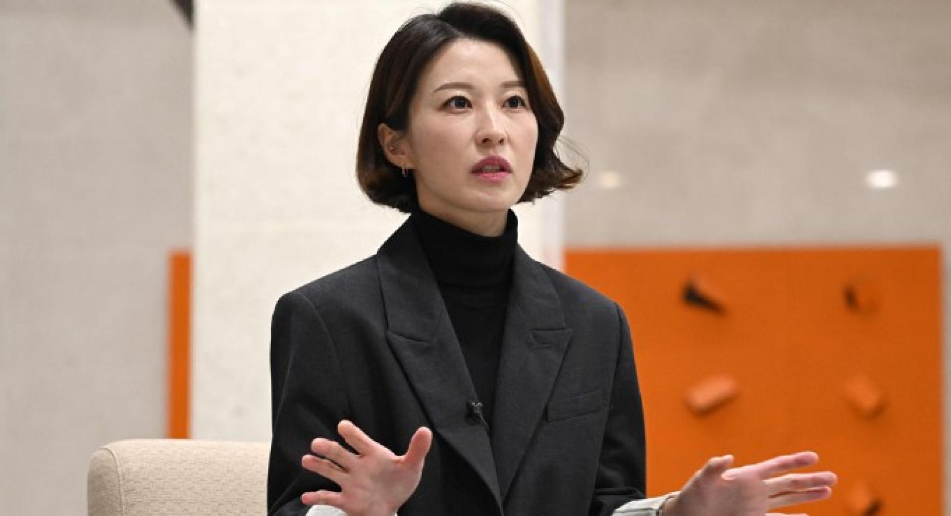 安贵朎接受采访时说：“这种事发生在21世纪的韩国，令人痛心与沮丧”。