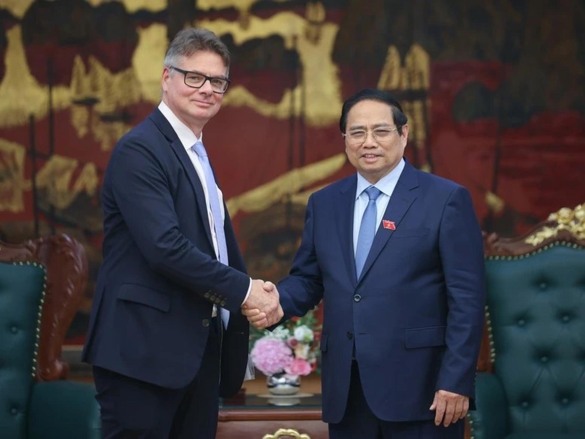 越南政府总理范明政会见了美国惠普集团全球高级副总裁安托万科林。