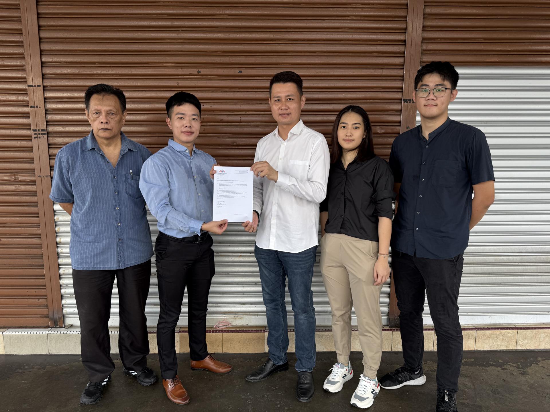 美里排总主席温凯富（左二）移交邀请函给该会会长林思健律师。右二是秘书符翠真。
