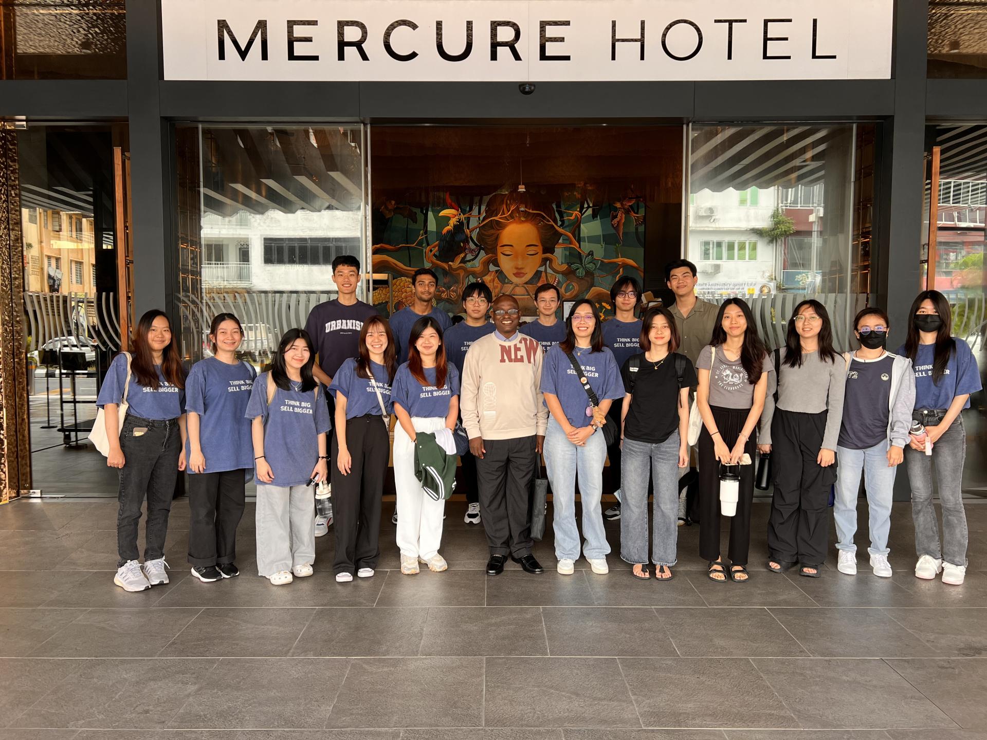 学生与Dr. Samuel（前排左六）在酒店前合影。