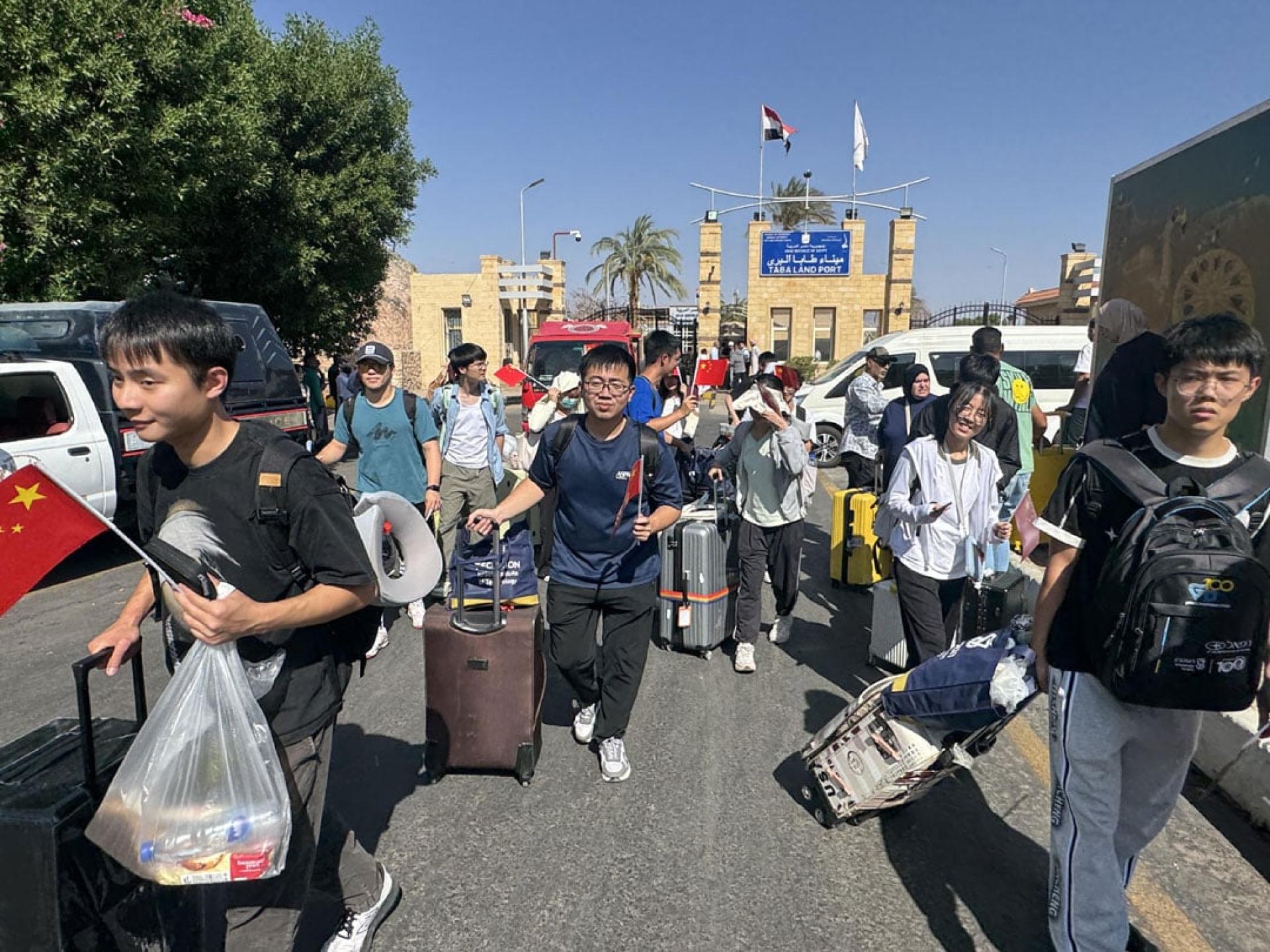 从以色列撤离的中国公民从埃及南西奈省塔巴口岸进入埃及。（图：新华社）