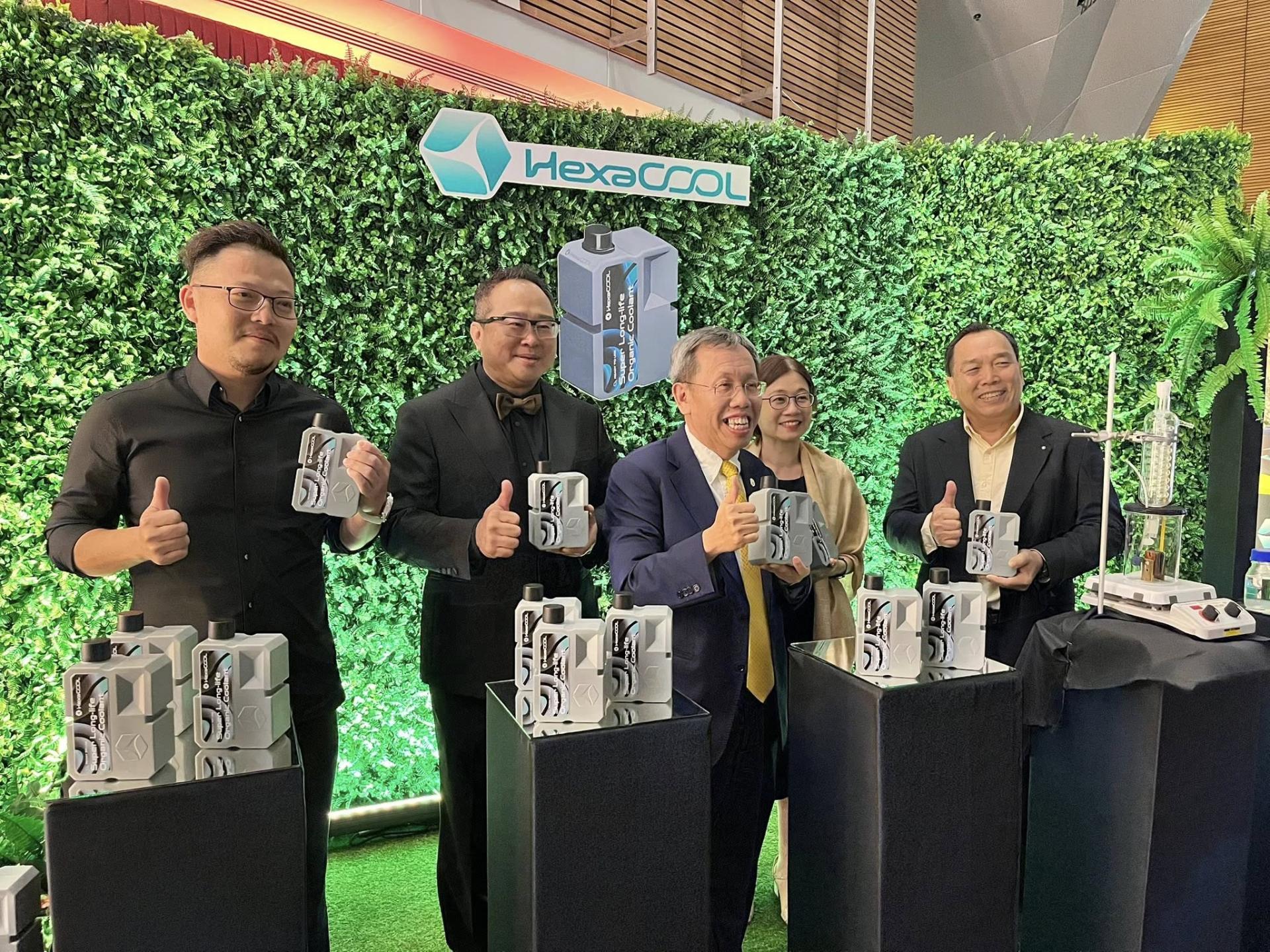 砂副总理拿督阿玛沈桂贤（中）对HexaCOOL产品竖起拇指赞好。