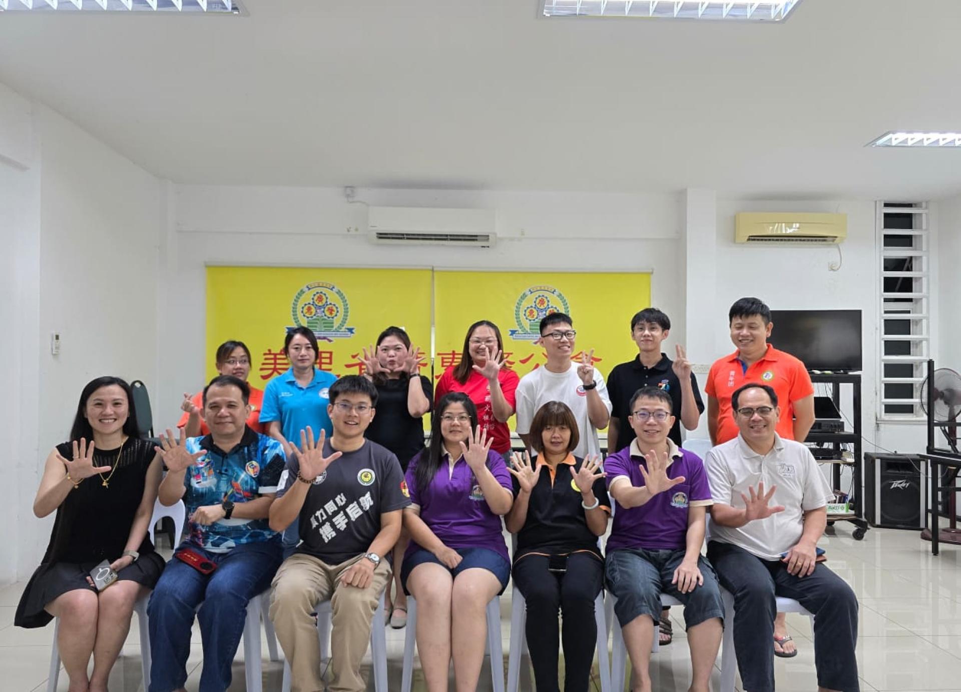 第5届“我爱砂拉越日722捐血活动”筹备会小组合影，坐者右四起为筹备会主席梁嘉茵与活动发起人兼美里大埔同乡会青年团团长谢家洪。