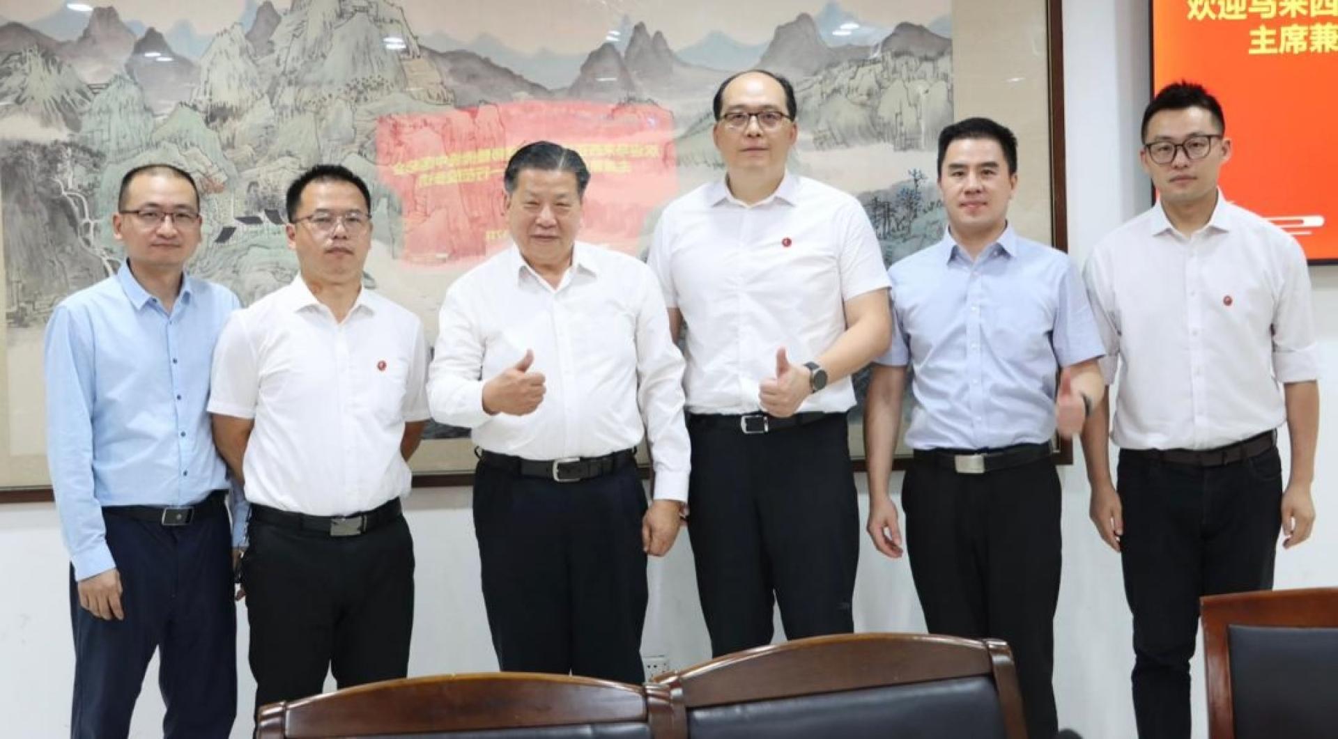 江宗兴（左3）与福建中医药大学管理层交流后合影。左起针灸学院副院长张学君、研究生院副院长陈倪济世；右起为国际合作与交流处副处长张凯、人文与管理学院副院长陈宪泽、国际合作与交流处陈凌琦。