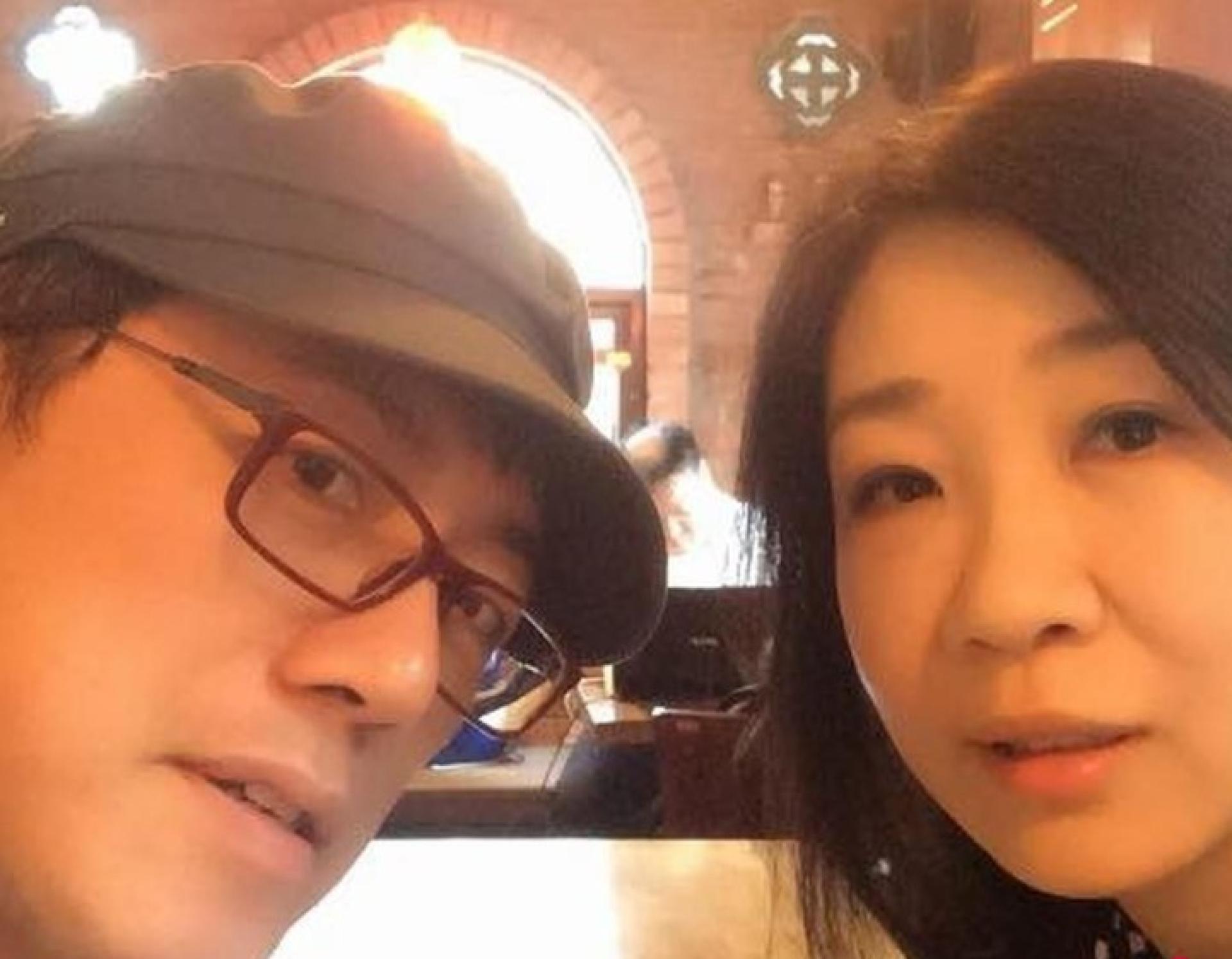 张宇（左）难得在社媒晒妻十一郎。