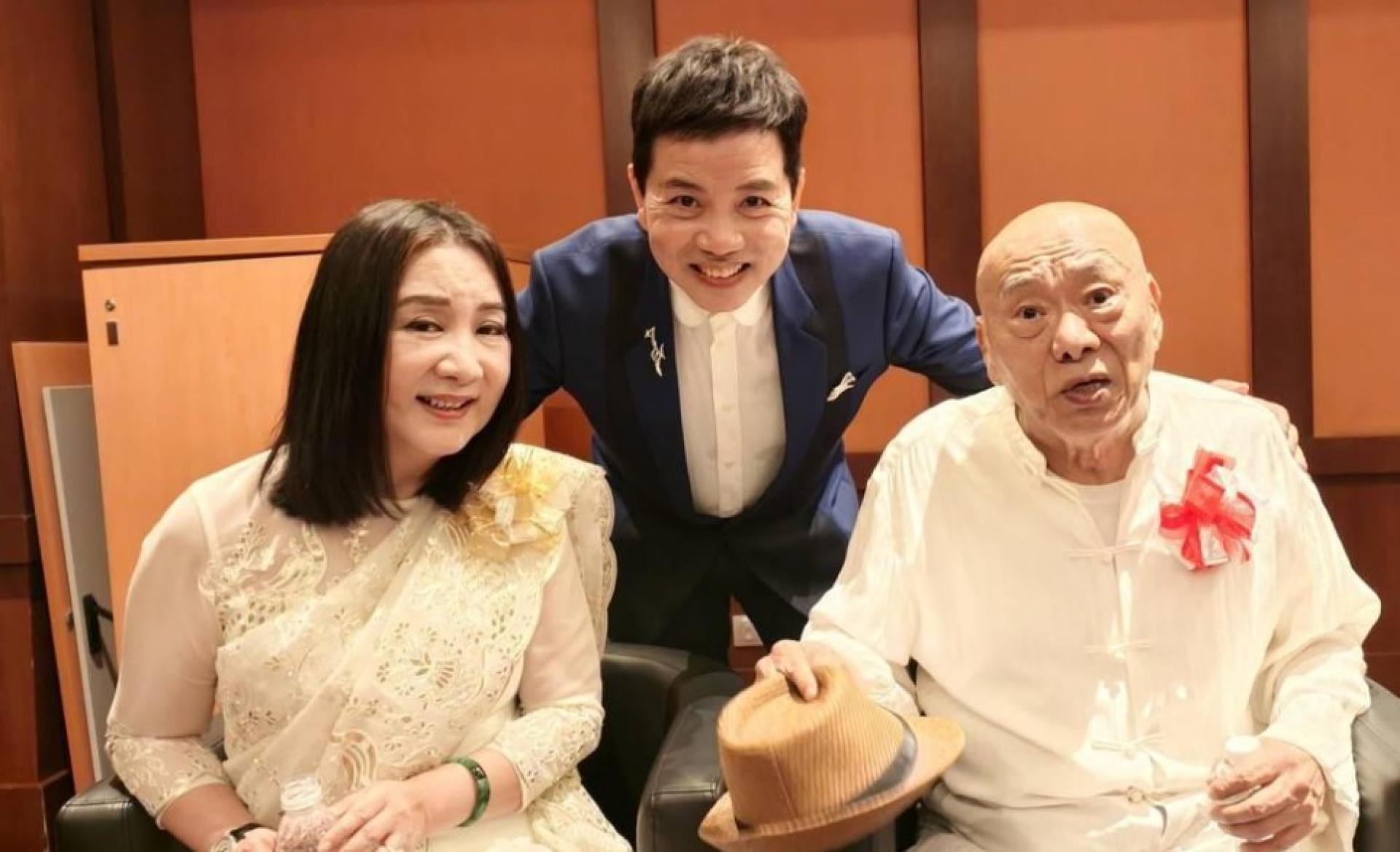 陈明利（左起）与台湾好友陈凯伦、凌峰在新加坡相见欢。