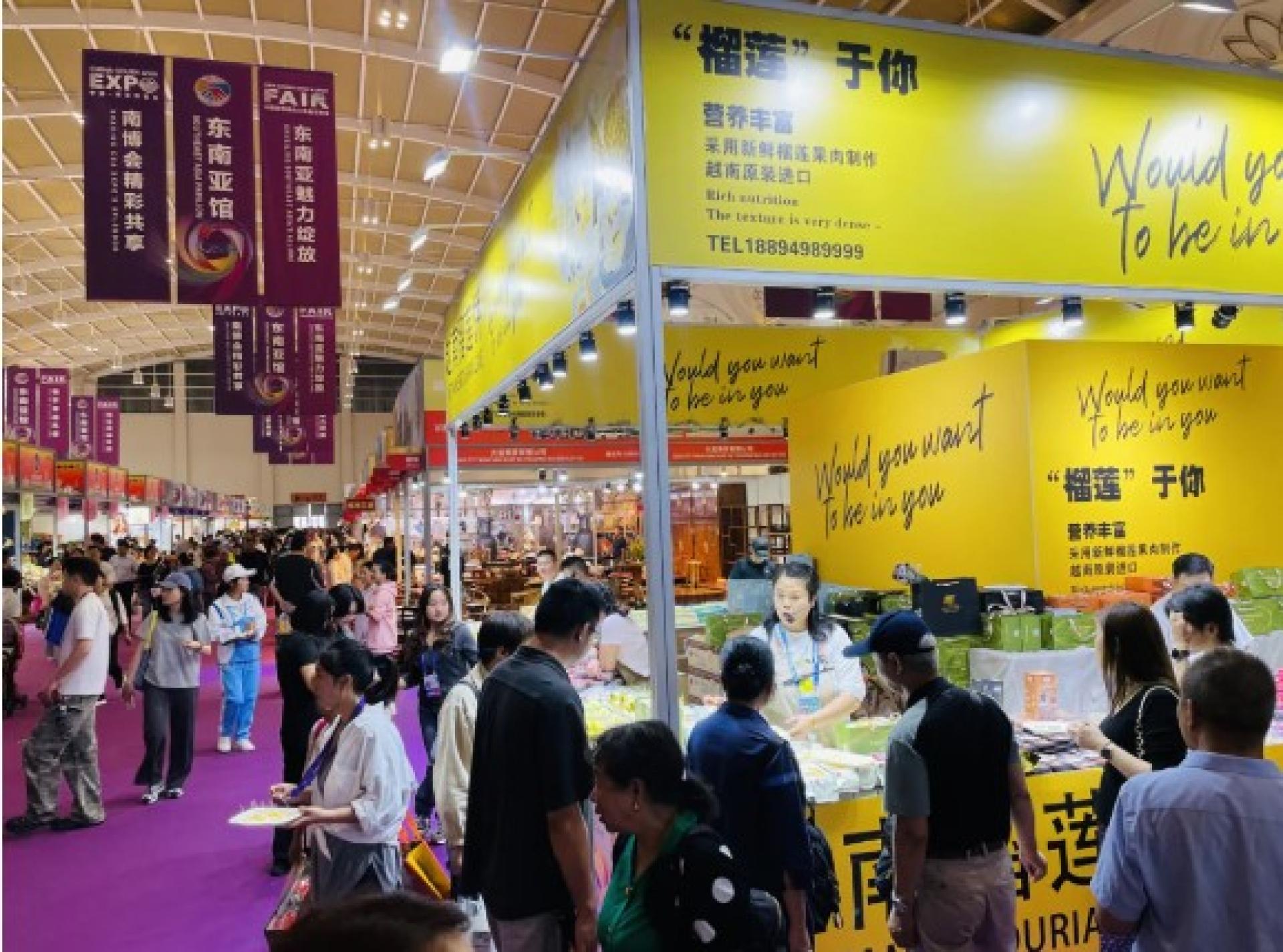 越南商家向中国消费者推荐榴梿饼。