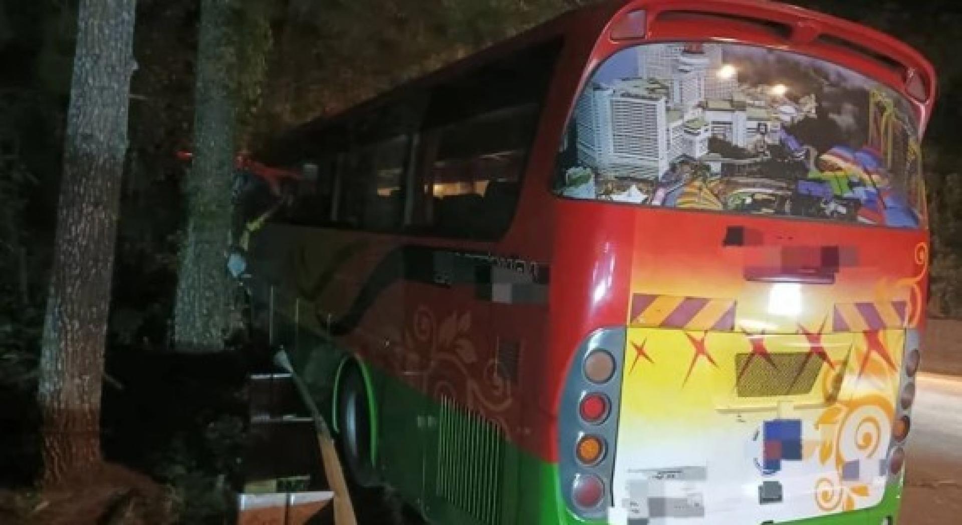 载有25名乘客的巴士在文冬云顶高原下山路段失控撞路肩。