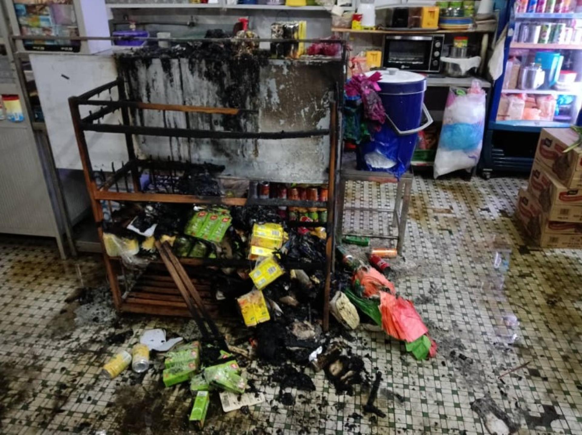 照片显示，火灾被咖啡店店主扑灭后的场景。