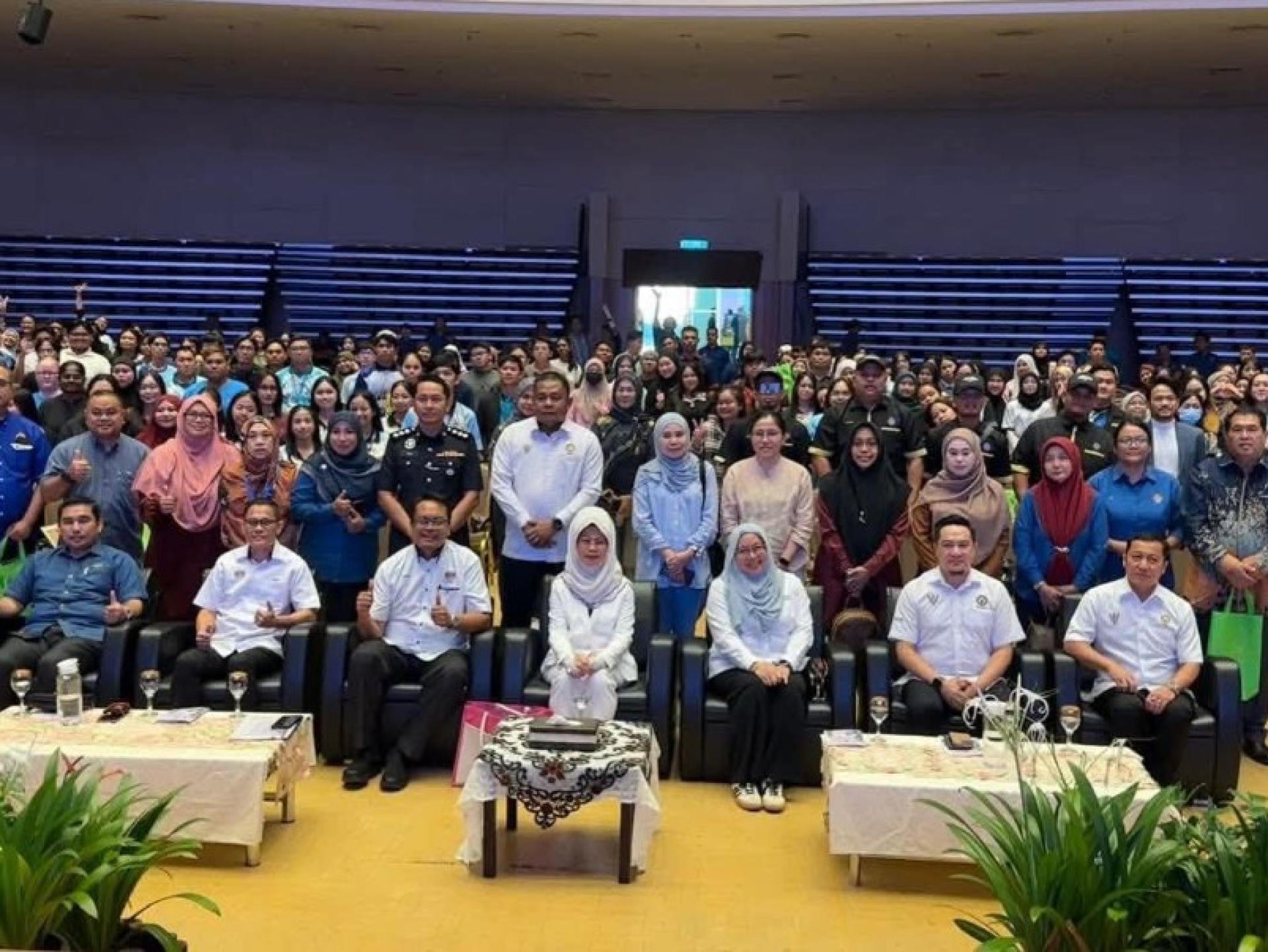 陈赛明（前排中）与2025年国家禁毒日砂拉越州活动的参与者合影。