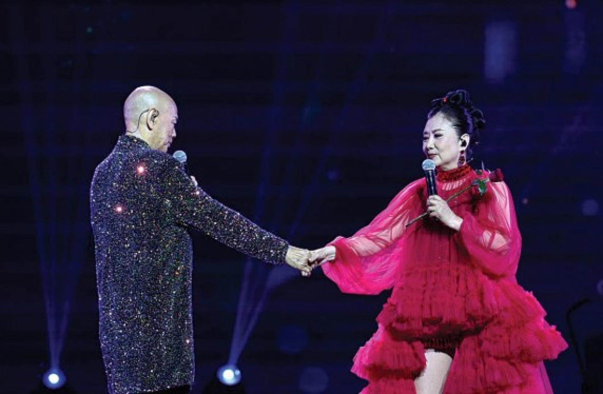 罗家英和汪明荃夫妻俩在演唱会中的“粉红”互动和温情吐槽，让粉丝大呼过瘾。