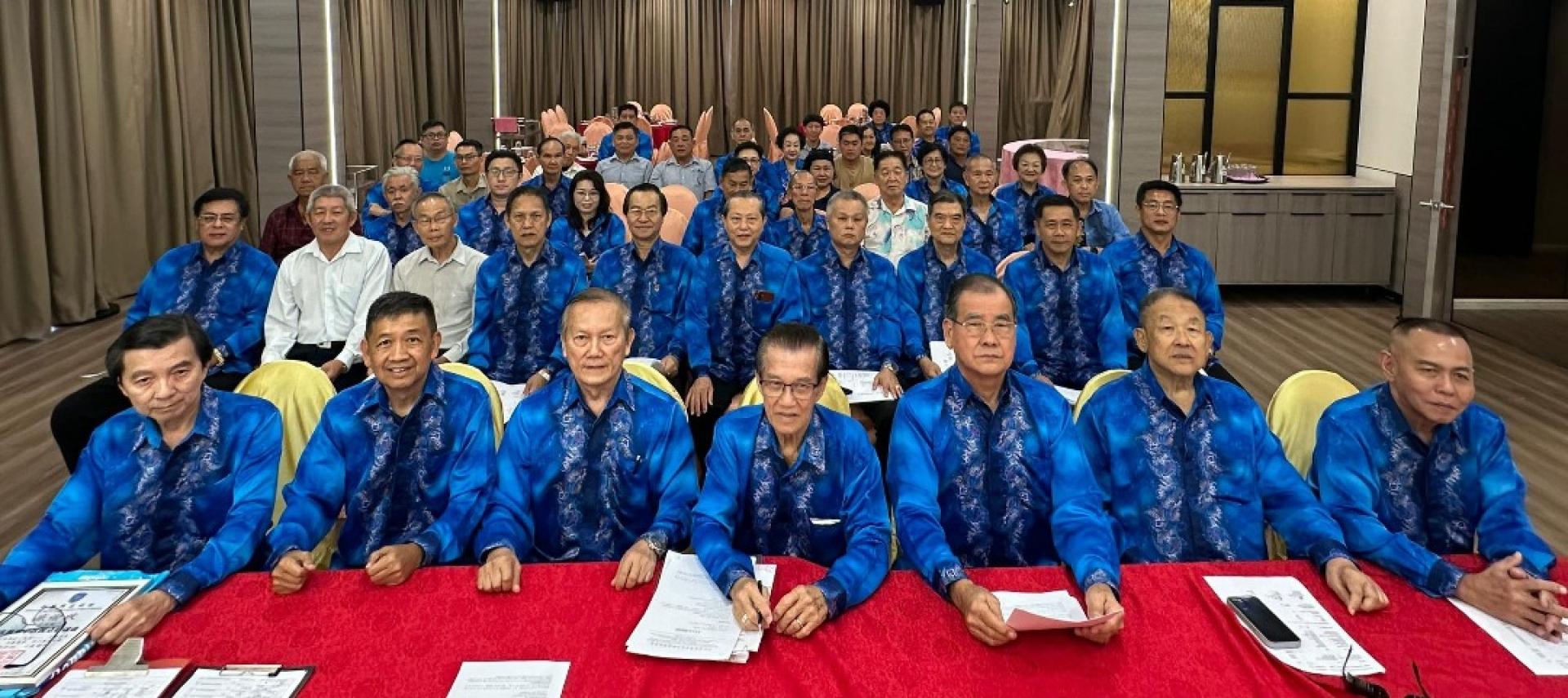 古晋省民众联谊团体总会会员大会代表们合影，原总会长陈兴枝（前排中）让贤，由郑文新（右3）出任新一届总会长。