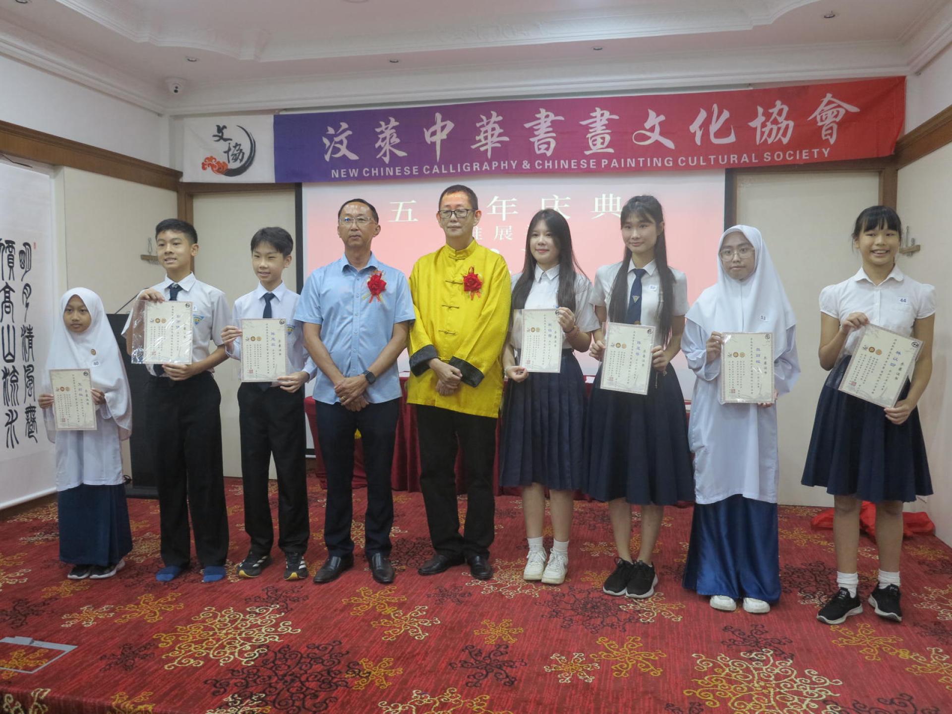 三邦筹备会主席甲必丹张能春与获奖学生合影