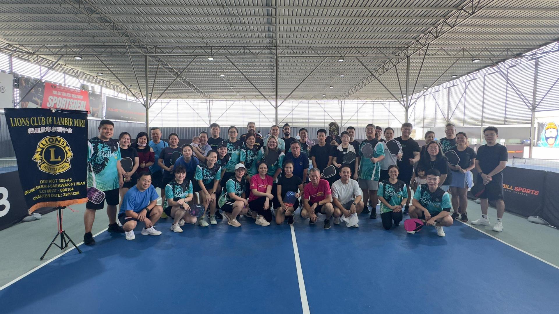 国际狮子会308A2区第四专区第9分区及第10分区举办狮子会匹克球友谊赛参与者合影。