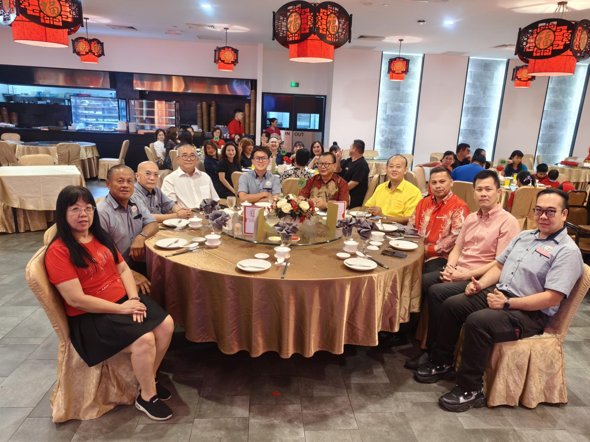主桌嘉宾合影。左起为妇女组主任詹有珊，署理会长甲必丹严学忠，会长张昌盛,美里市长俞小  珊，筹备会主席兼秘书长朱景祥，主宾砂交通部长拿督斯里李景胜的代表沈清忠市议员，砂旅游部副部长拿督  陈超耀的代表陈立仁市议员，美里国会议员赵俊文的代表梁亚龙，顾问许信隆及青年团团长凌伟雄。