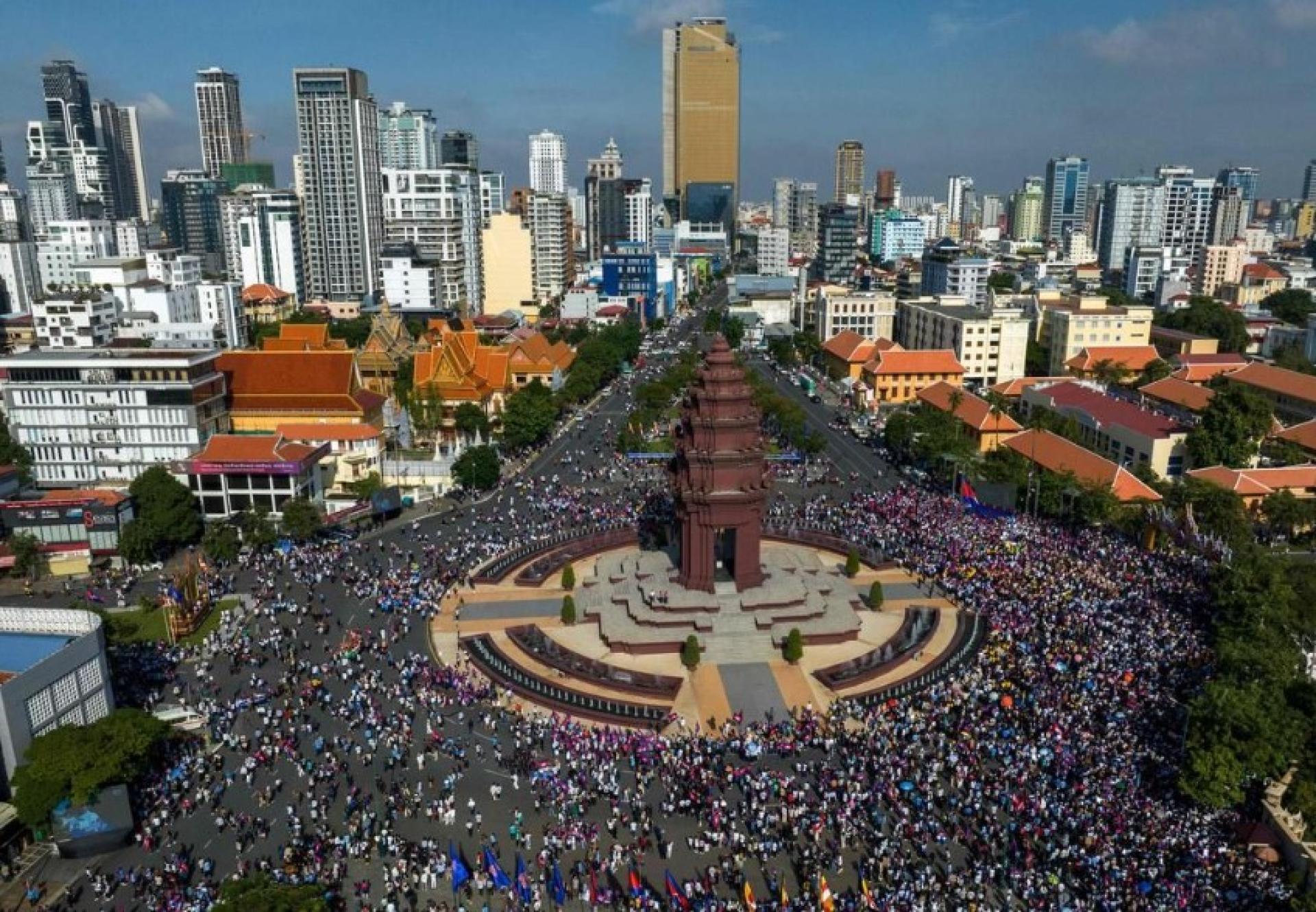 6月18日，成千上万柬埔寨民众走上金边街头，参加一场由官方号召组织的集会，对政府就柬泰边境纷争采取的行动表示支持。