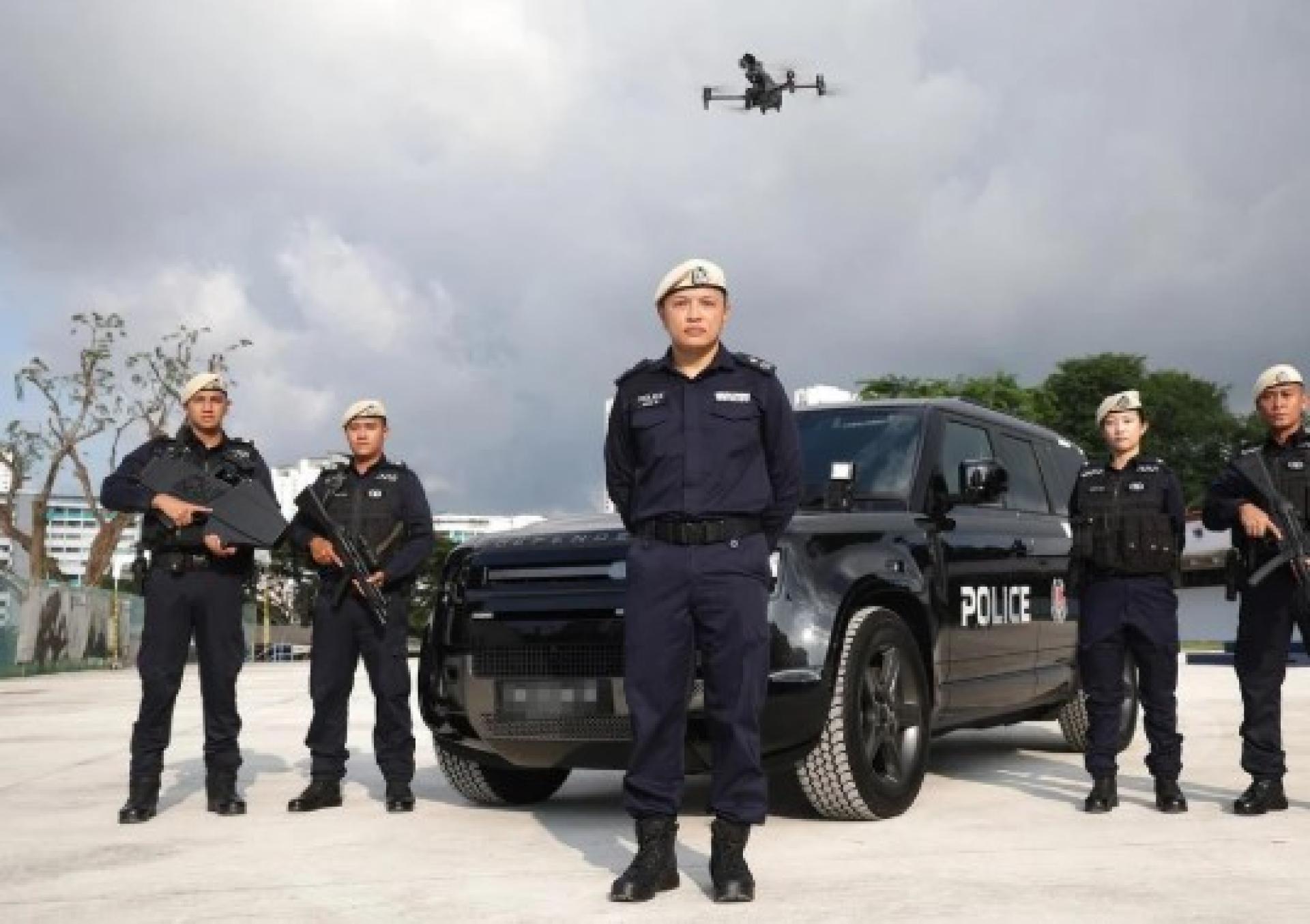 新加坡警察部队保卫指挥处司令何咏峰助理警察总监（中），22日宣布正式启用战略位置应对部队，警员携科技和升级战术装备上街巡逻。