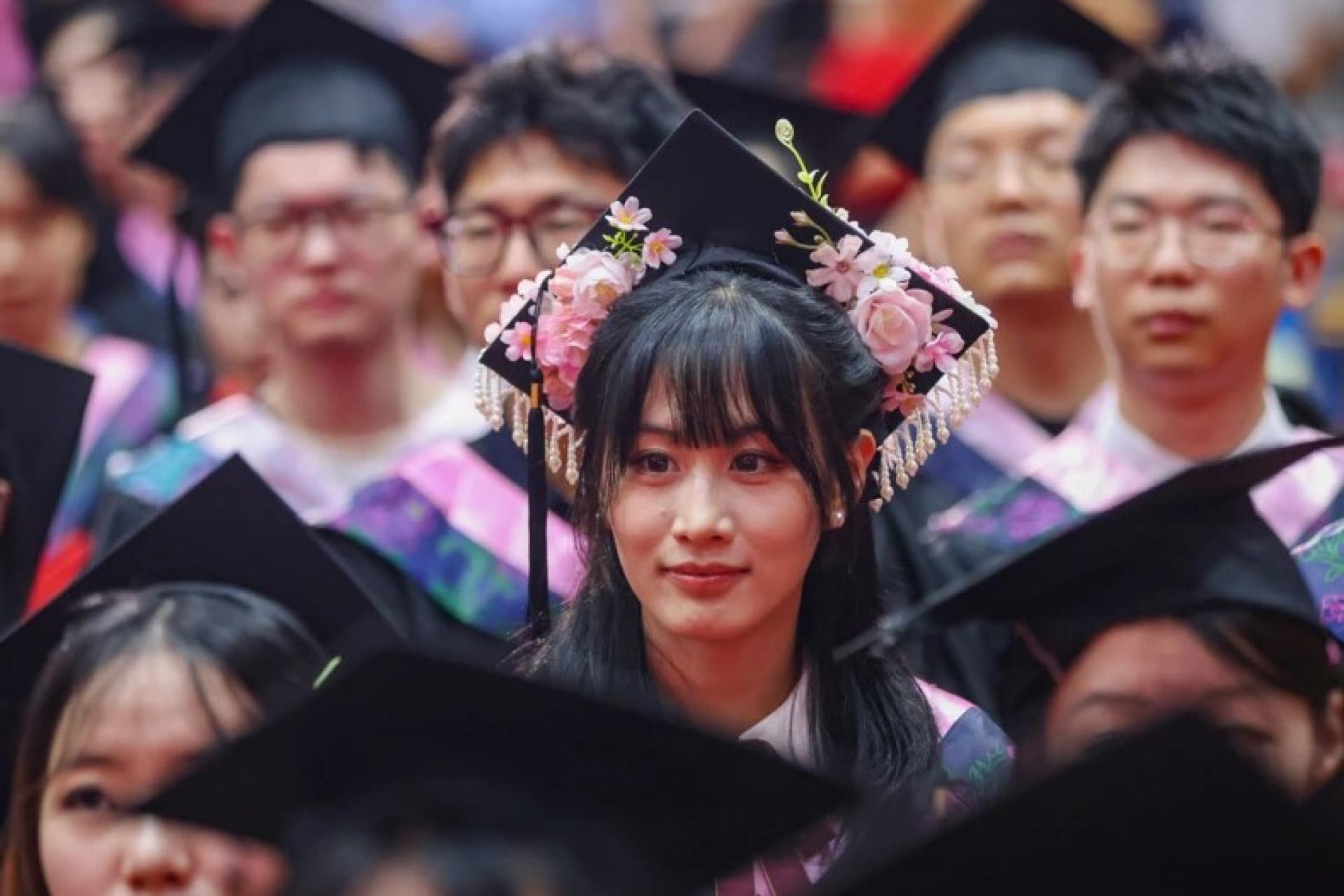 中国大陆的高等教育结构「女多男少」，且差距越来越大，未来恐引发连串社会效应。图为6月20日，南京航空航天大学毕业生参加毕业典礼。