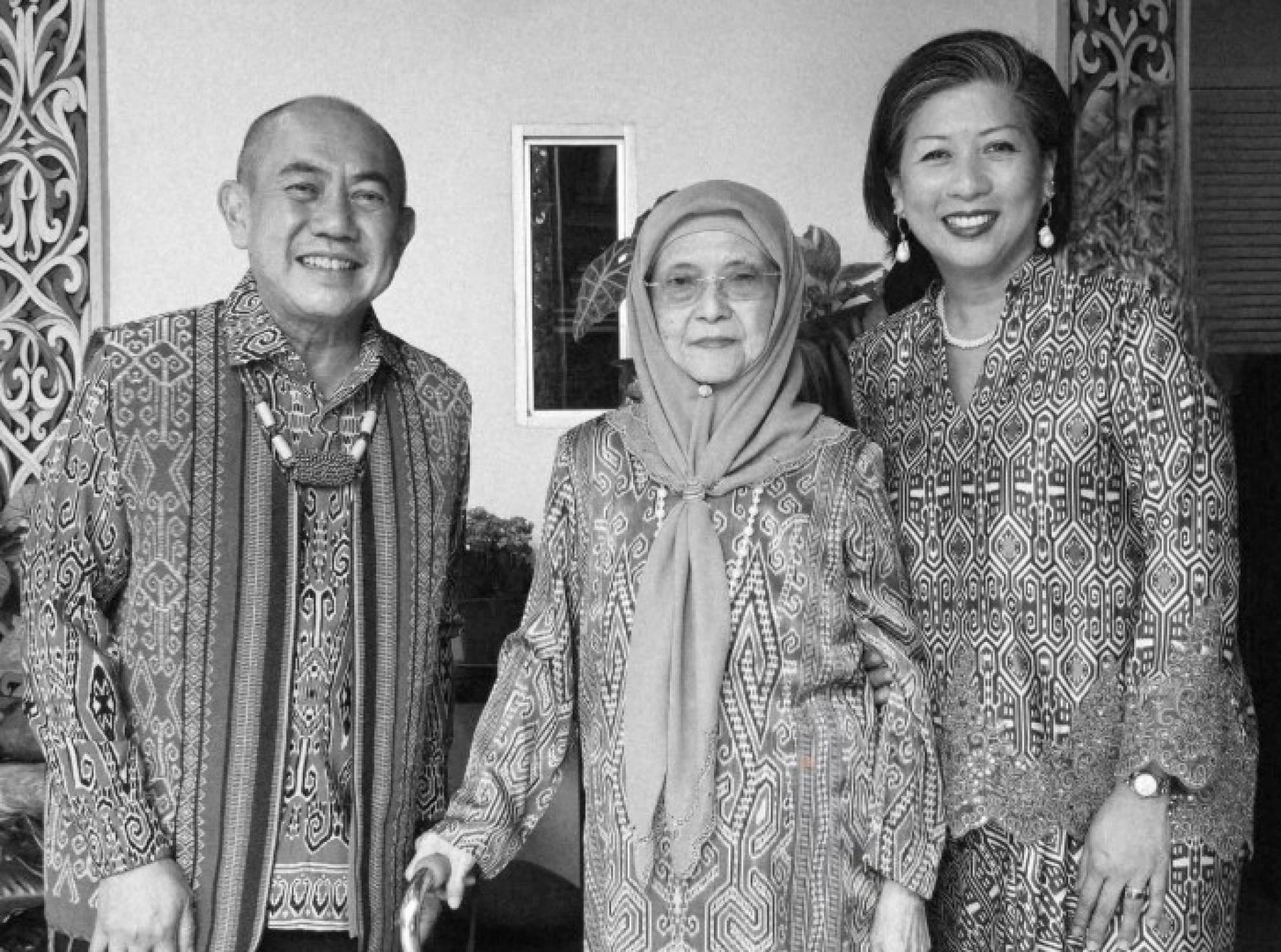 Rentap berkongsi gambar bersama Allahyarhamah Juma’ani yang diambil pada hari pertama Gawai tahun ini.