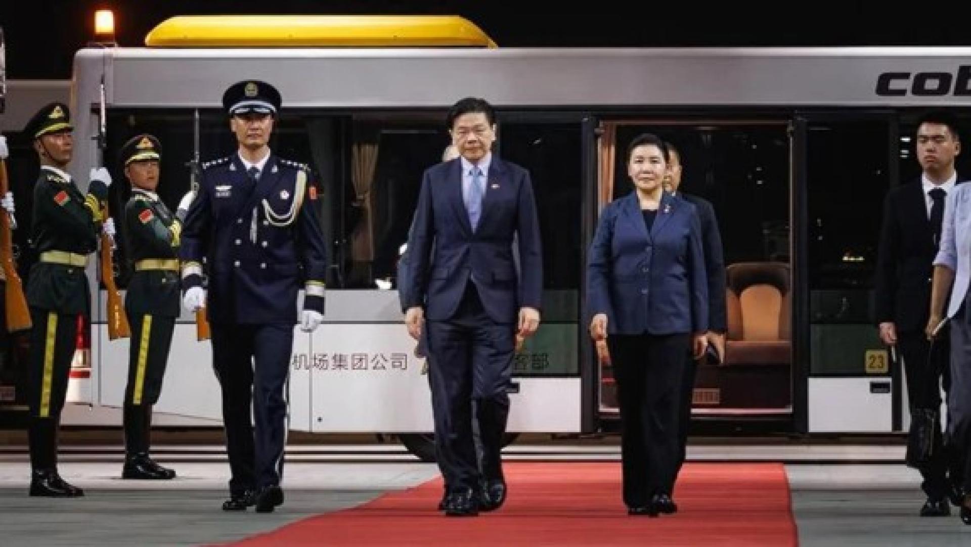 新加坡总理黄循财（中）23日上午抵达北京，此行是他5月就任后首次以总理身分访问中国。