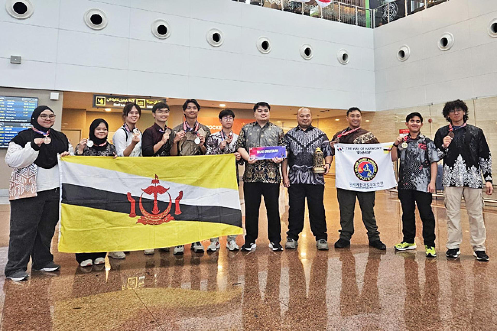 汶莱合气道队伍在机场合影