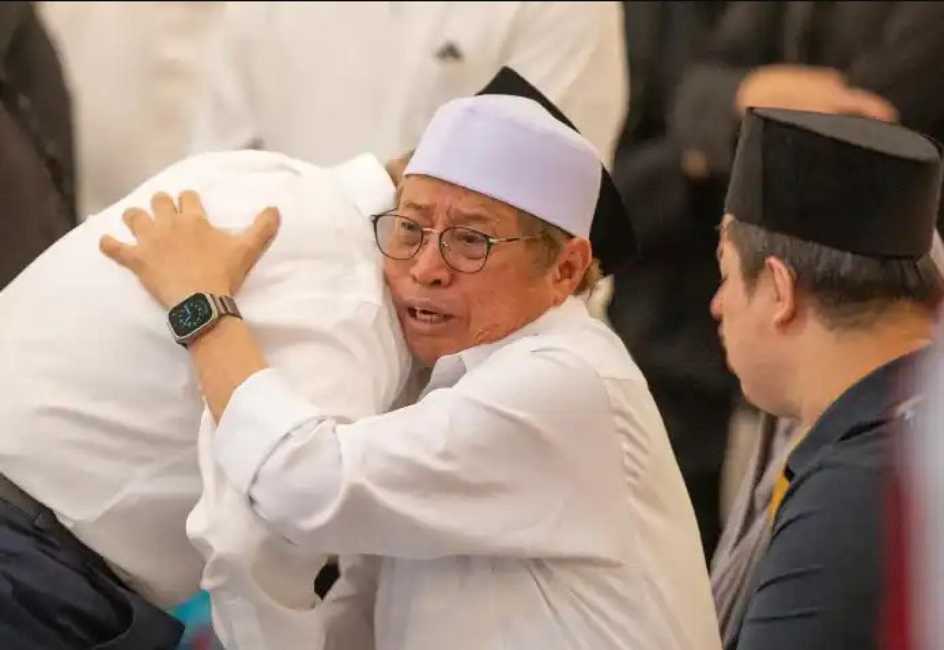砂总理拿督巴丁宜丹斯里阿邦佐哈里敦奥本于2025年6月23日在古晋清真寺，与一位哀悼者拥抱，悲痛之情难以抑制。