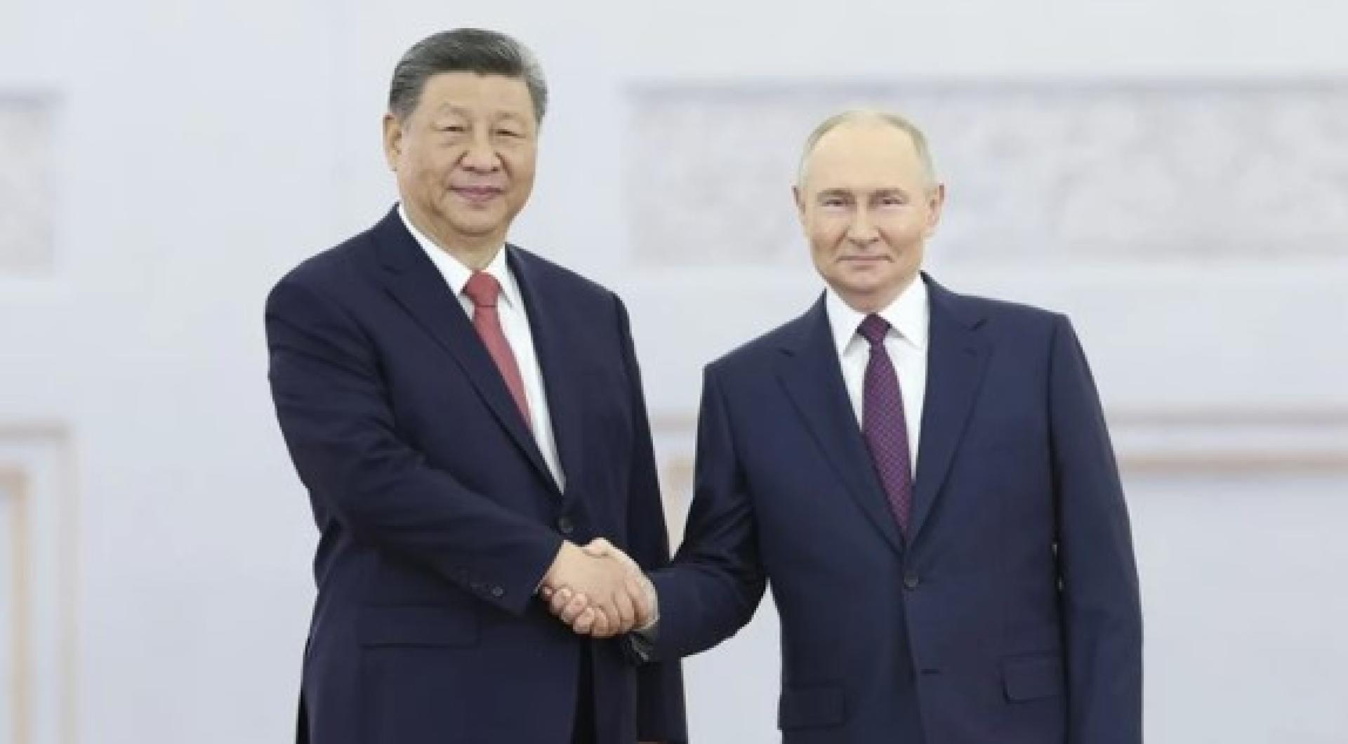 普京（右）同习近平（左）于5月8日在莫斯科克里姆林宫举行会谈。