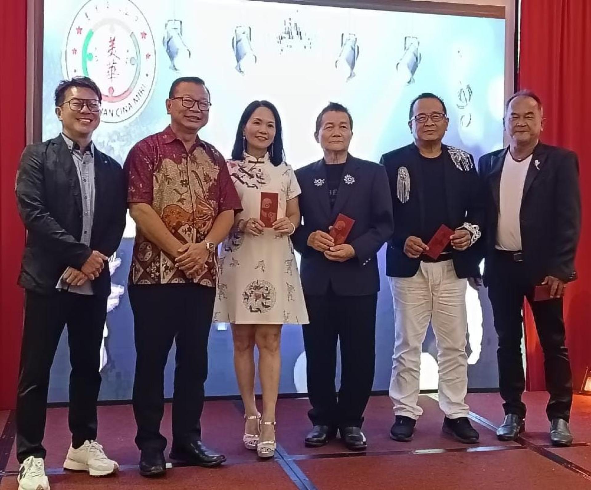 左起为筹备会主席朱景祥、颁奖嘉宾沈清忠市议员与会员男女宿将感恩歌曲赛冠、亚军、季及殿军得主合影。