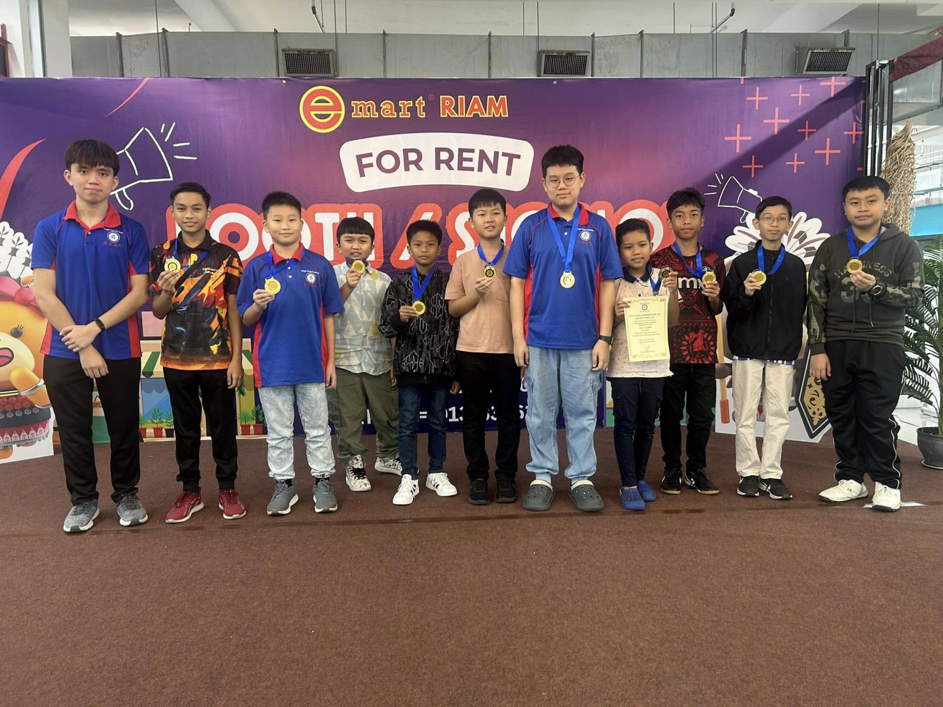 U12西洋棋优胜者大合照。