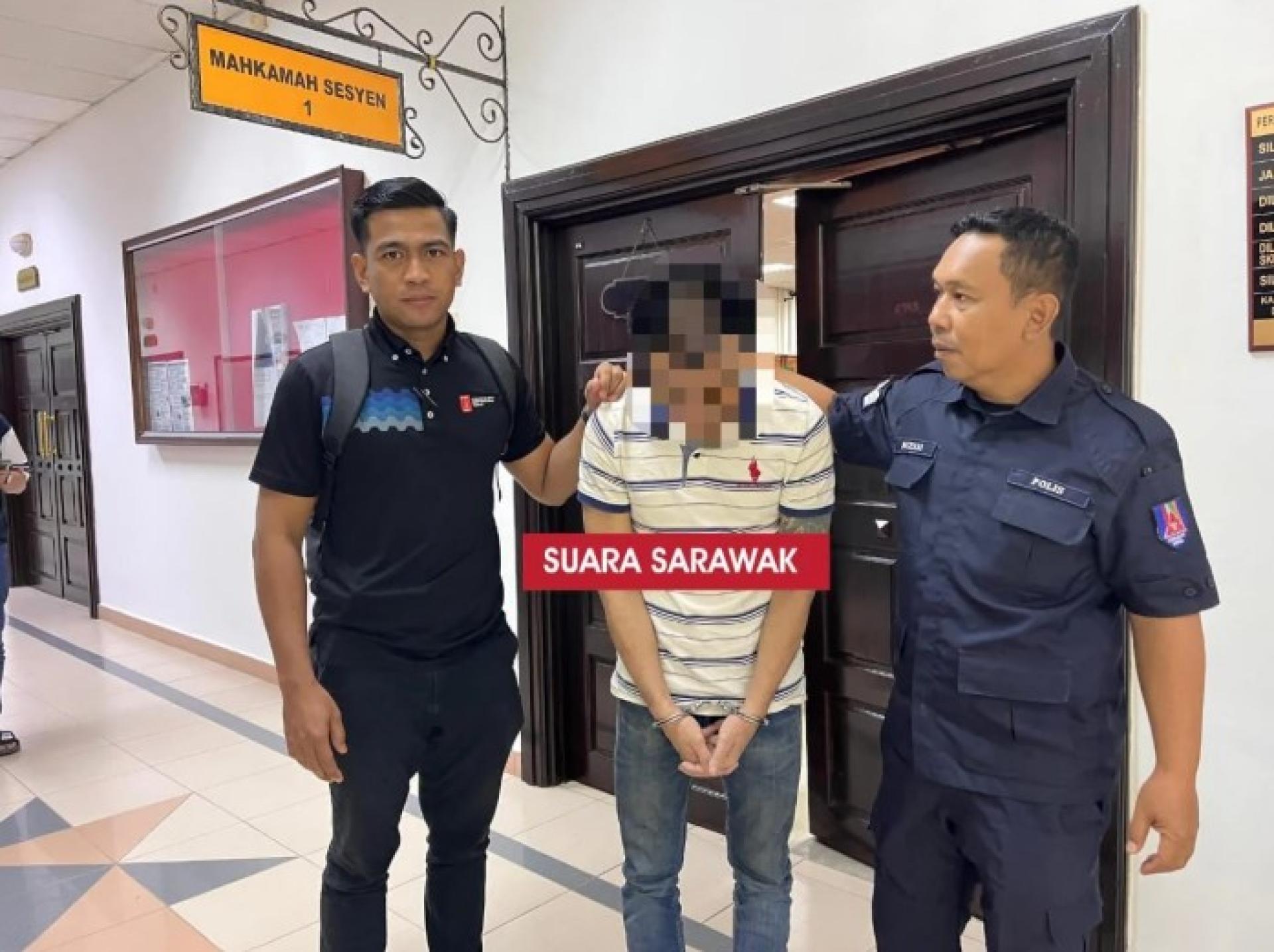 被告（中）由警员带离地方法庭1号庭。