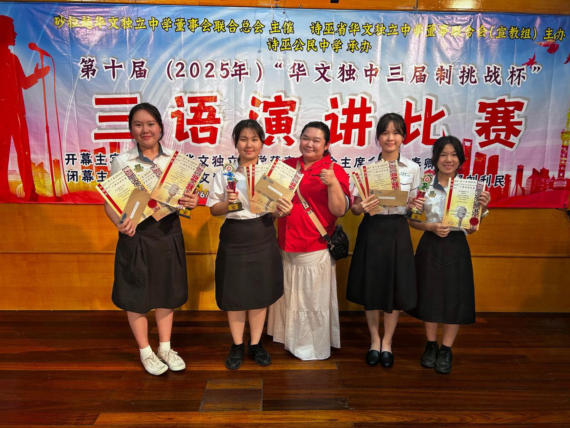 颁奖典礼后，（左起）余佳家、张佳颖、沈嘉颖、张伊彤同学与领队老师吴宜芳合影留念。