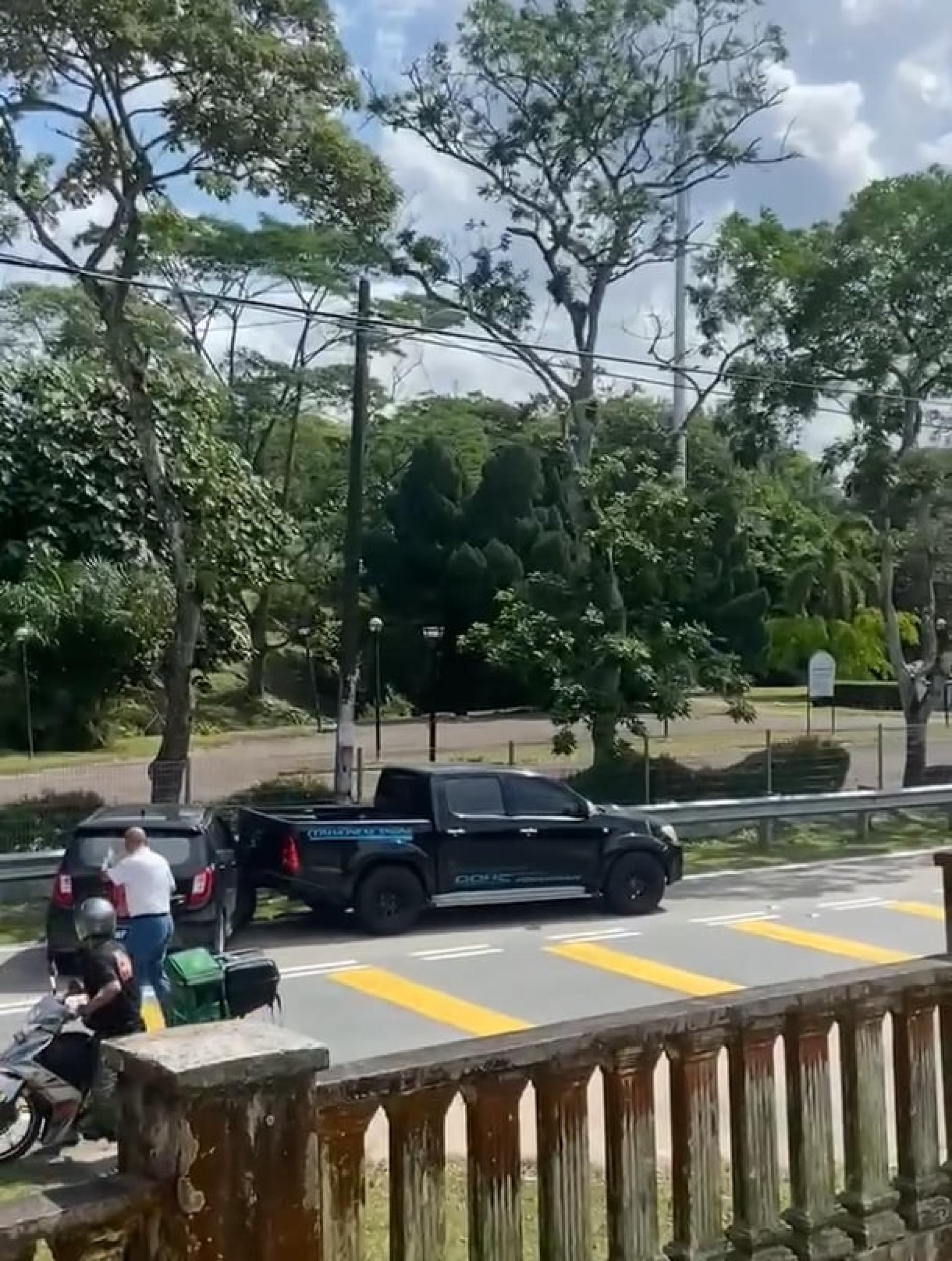 货卡司机不满前车减速，忿而超车再三次倒退撞击轿车。